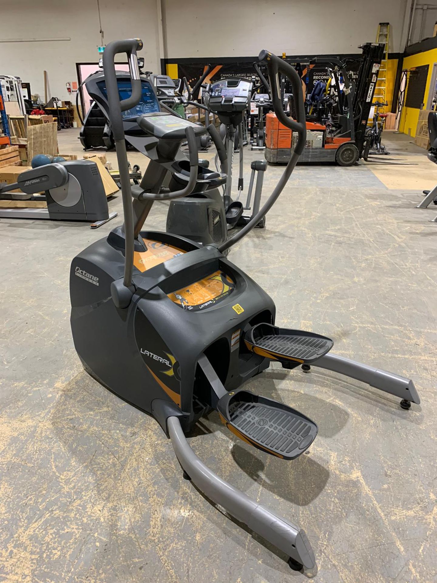 OCTANE FITNESS LATERALX ELLIPTICAL MACHINE