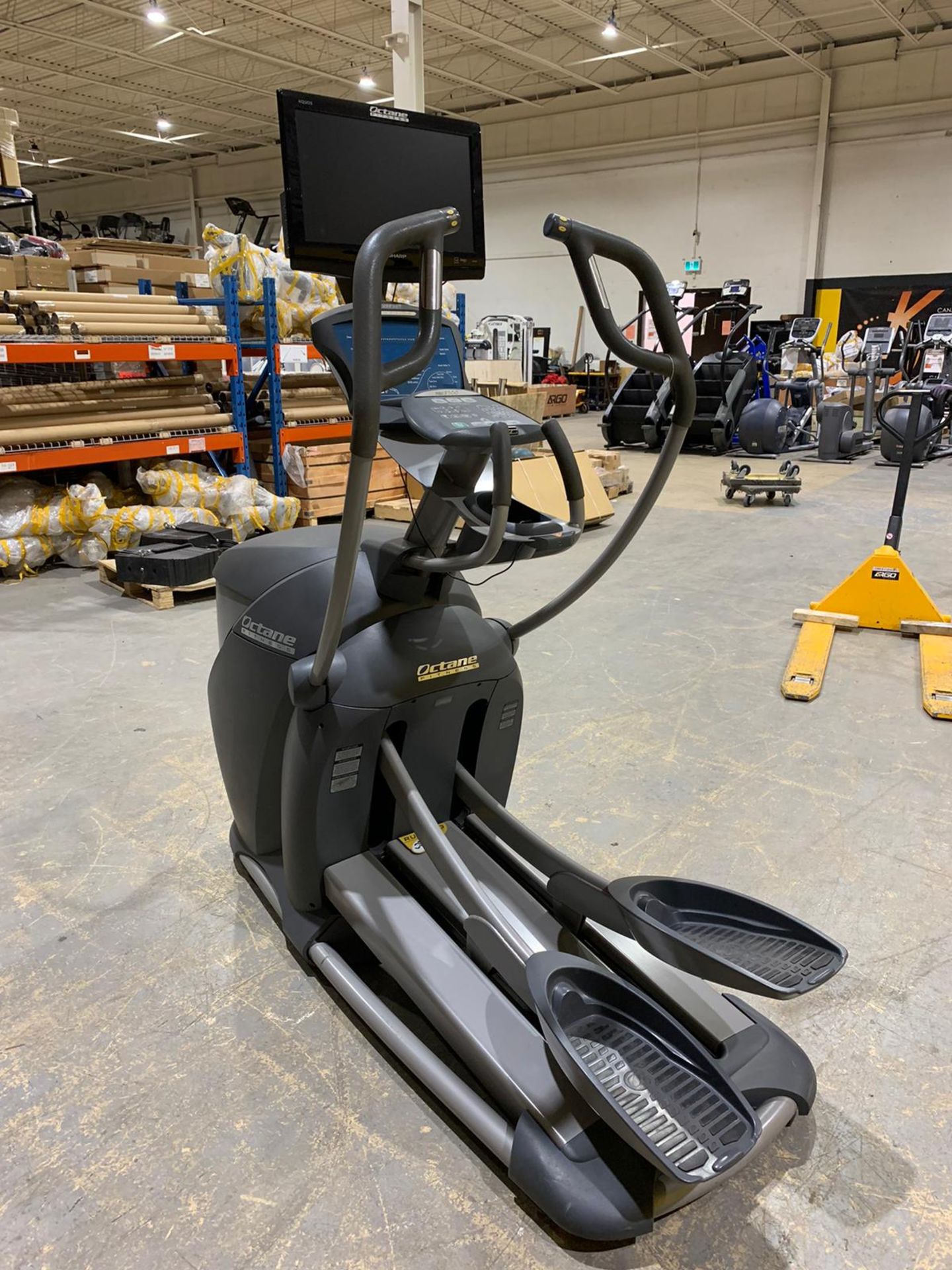 OCTANE FITNESS 3700 COMMERCIAL STANDING ELLIPTICAL MACHINE