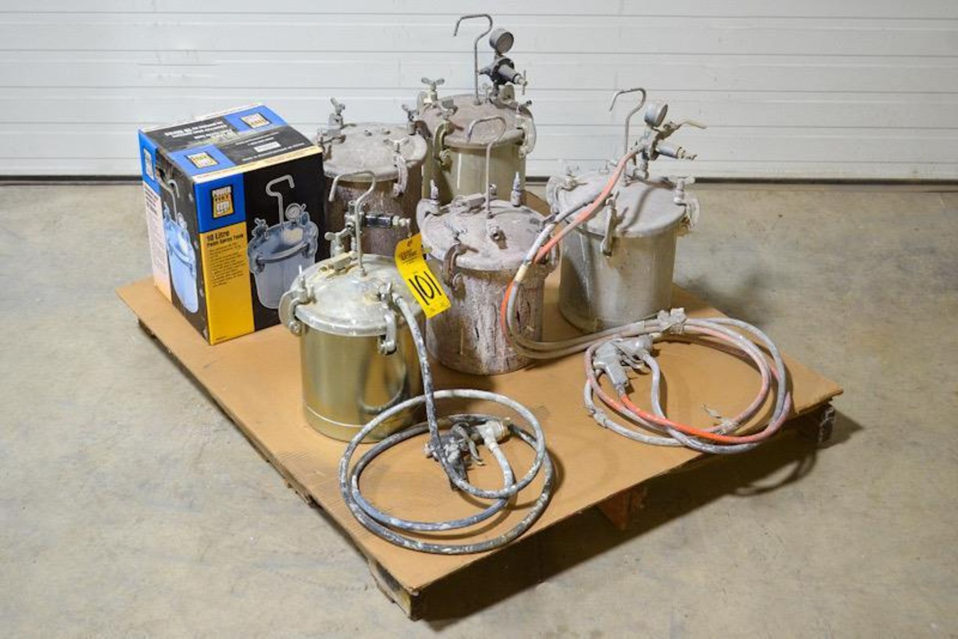 LOT OF (6) 10L CAP. PRESSURE POTS, 80-PSI, (2) SPRAY GUNS, (2) REGULATORS & HOSES