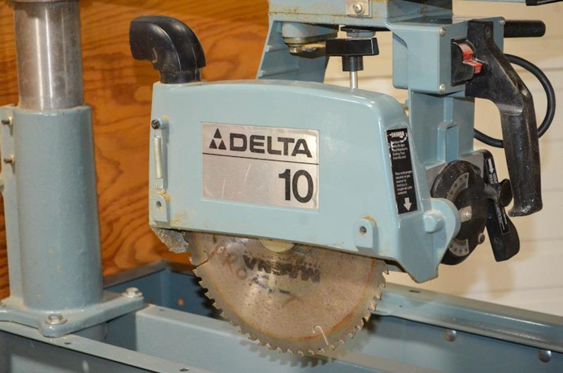 DELTA 10 10” RADIAL ARM SAW, BLADE SIZE 20” X 30” X 4.75”H, RIP CAP. 0-14” IN / 12” – 24” OUT, BLADE - Image 3 of 8
