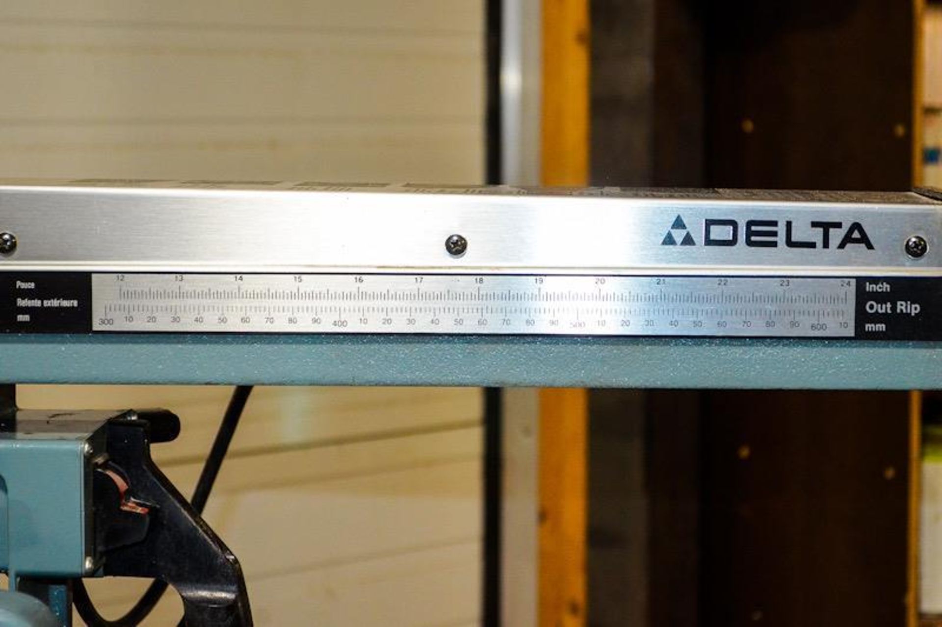 DELTA 10 10” RADIAL ARM SAW, BLADE SIZE 20” X 30” X 4.75”H, RIP CAP. 0-14” IN / 12” – 24” OUT, BLADE - Image 4 of 8