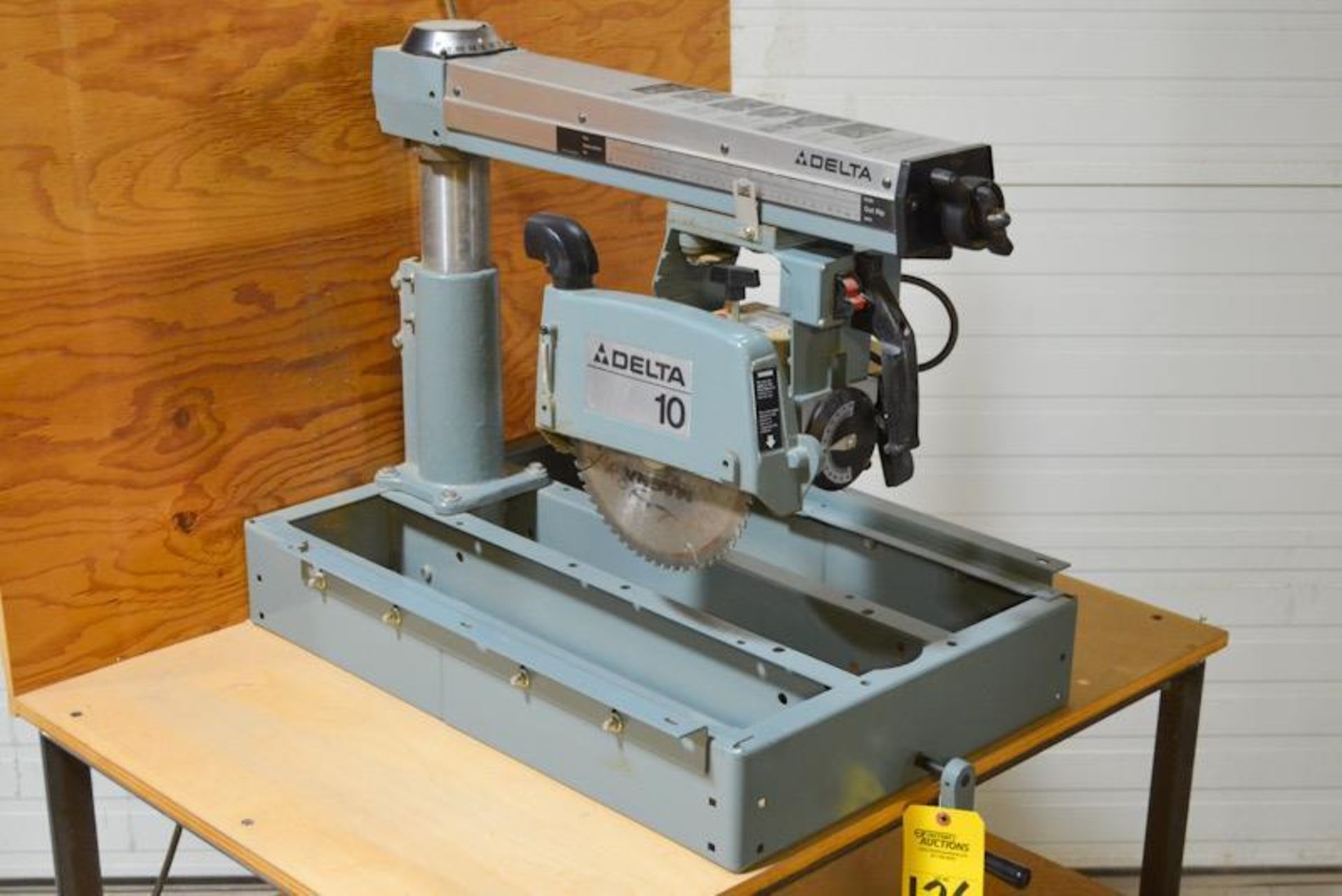 DELTA 10 10” RADIAL ARM SAW, BLADE SIZE 20” X 30” X 4.75”H, RIP CAP. 0-14” IN / 12” – 24” OUT, BLADE