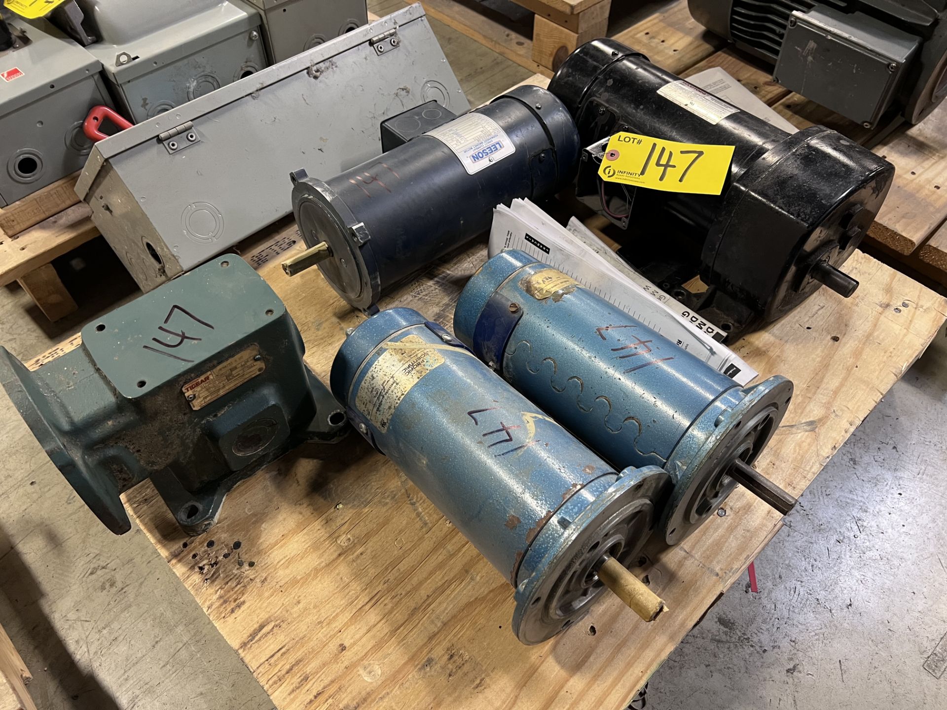 LOT OF (4) MOTORS AND (1) GEARBOX ON PALLET, (2) PACIFIC SCIENTIFIC 1/2HP, MAXITORO 1/2HP, LEESON