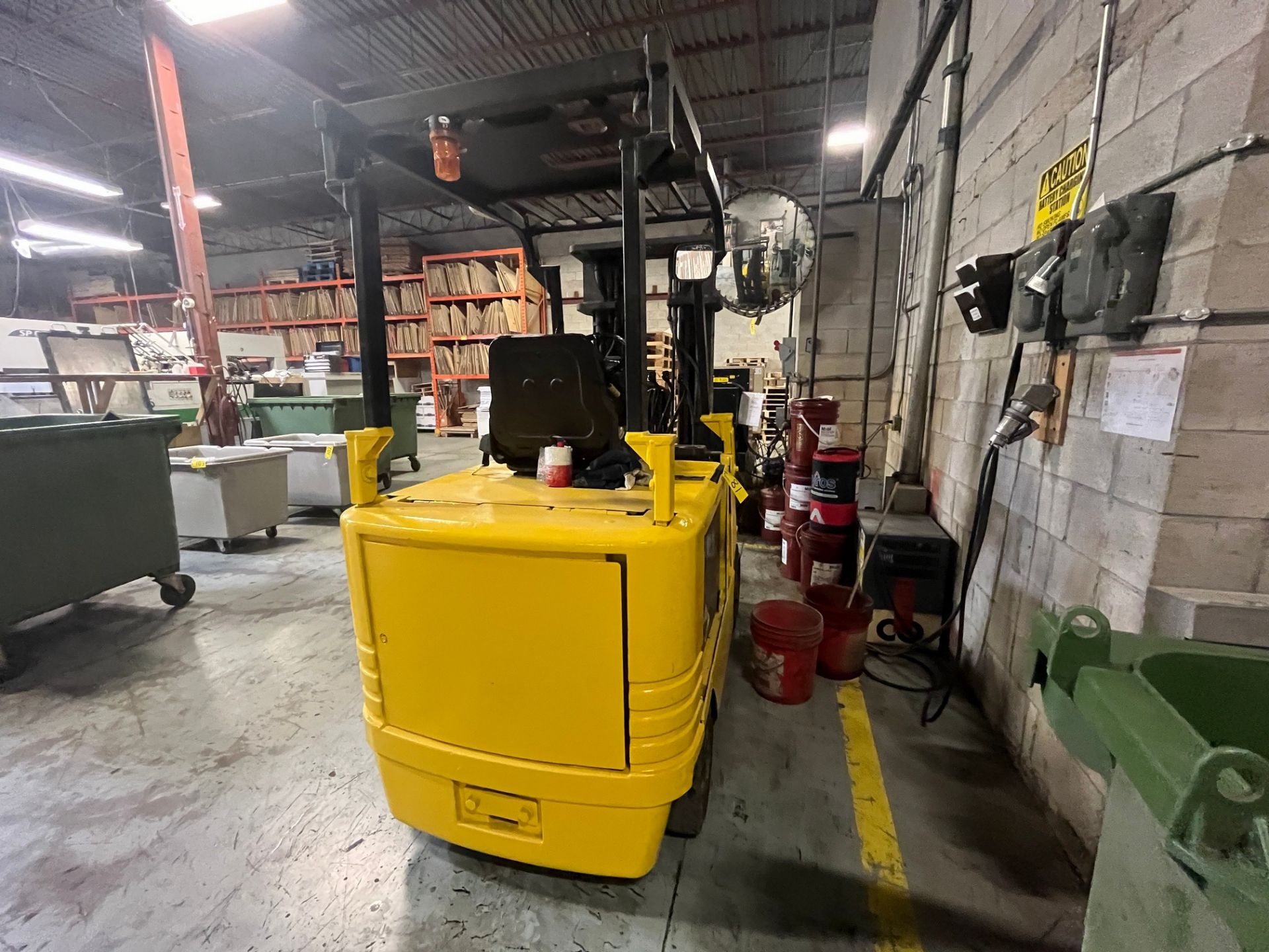 CATERPILLAR 2FC25 ELECTRIC FORKLIFT, 5,000LB CAP., 26V, 190" MAX LIFT, 3-STAGE MAST, CHARGER AND - Image 9 of 10