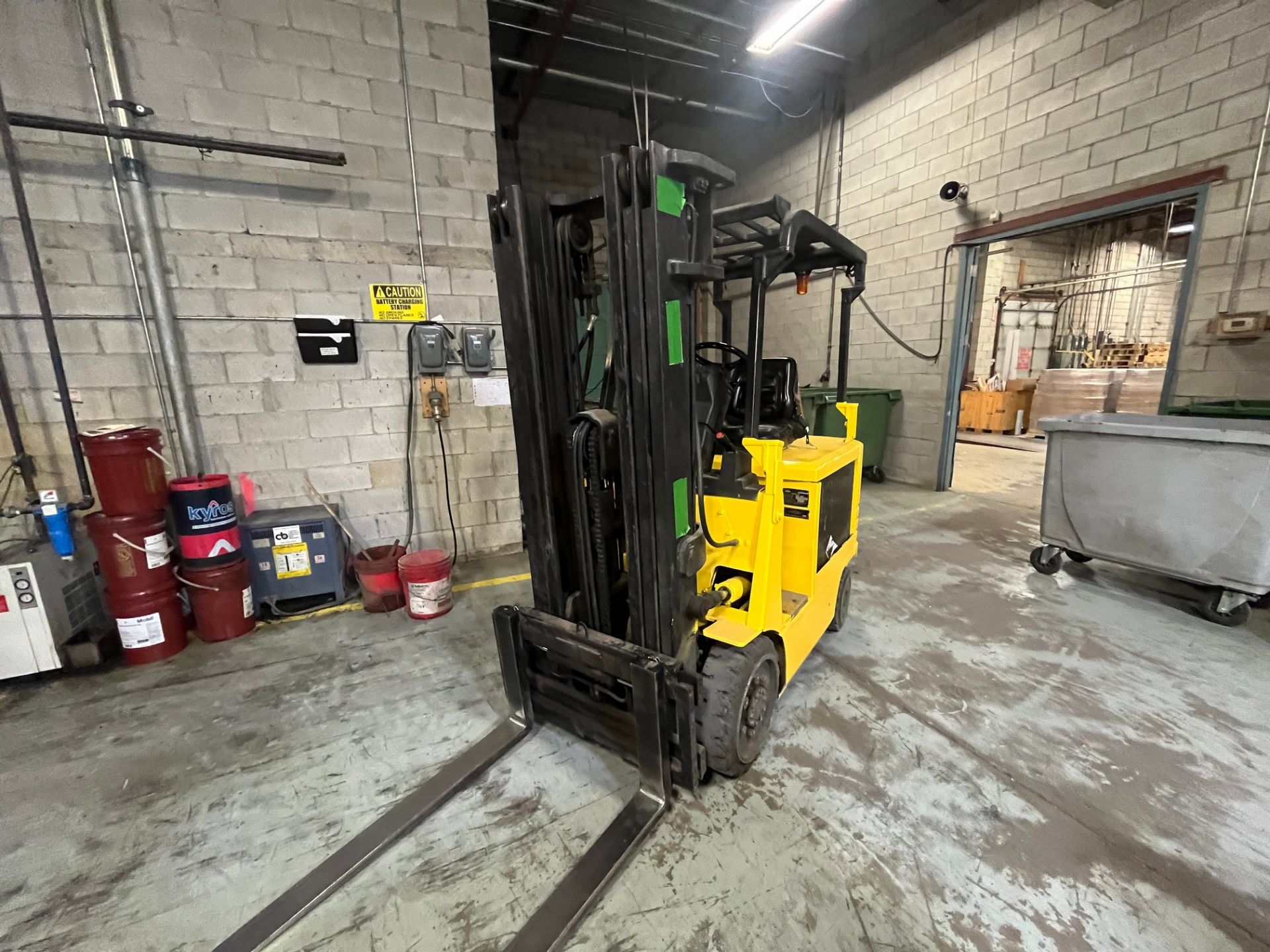 CATERPILLAR 2FC25 ELECTRIC FORKLIFT, 5,000LB CAP., 26V, 190" MAX LIFT, 3-STAGE MAST, CHARGER AND - Image 5 of 10