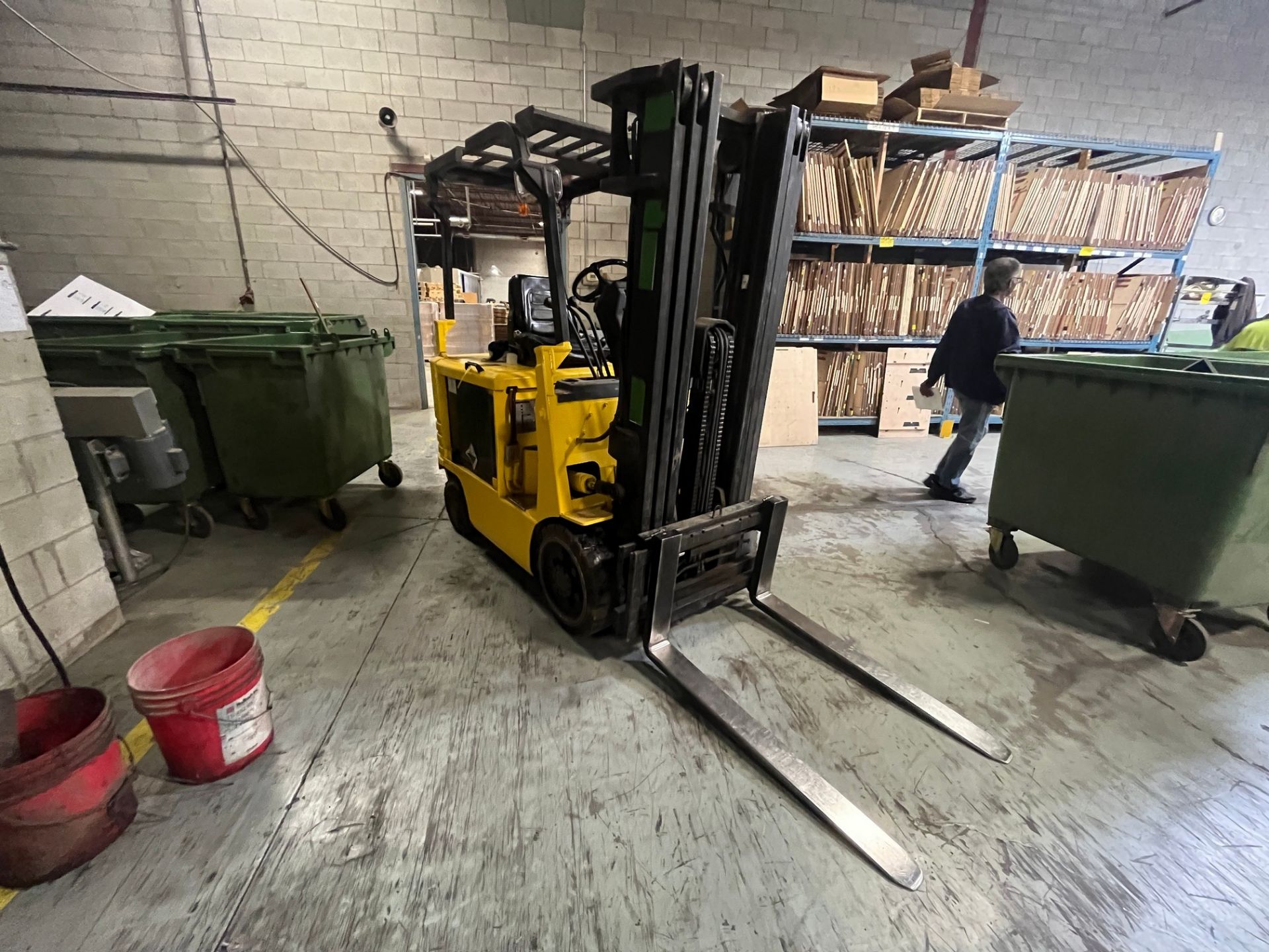 CATERPILLAR 2FC25 ELECTRIC FORKLIFT, 5,000LB CAP., 26V, 190" MAX LIFT, 3-STAGE MAST, CHARGER AND