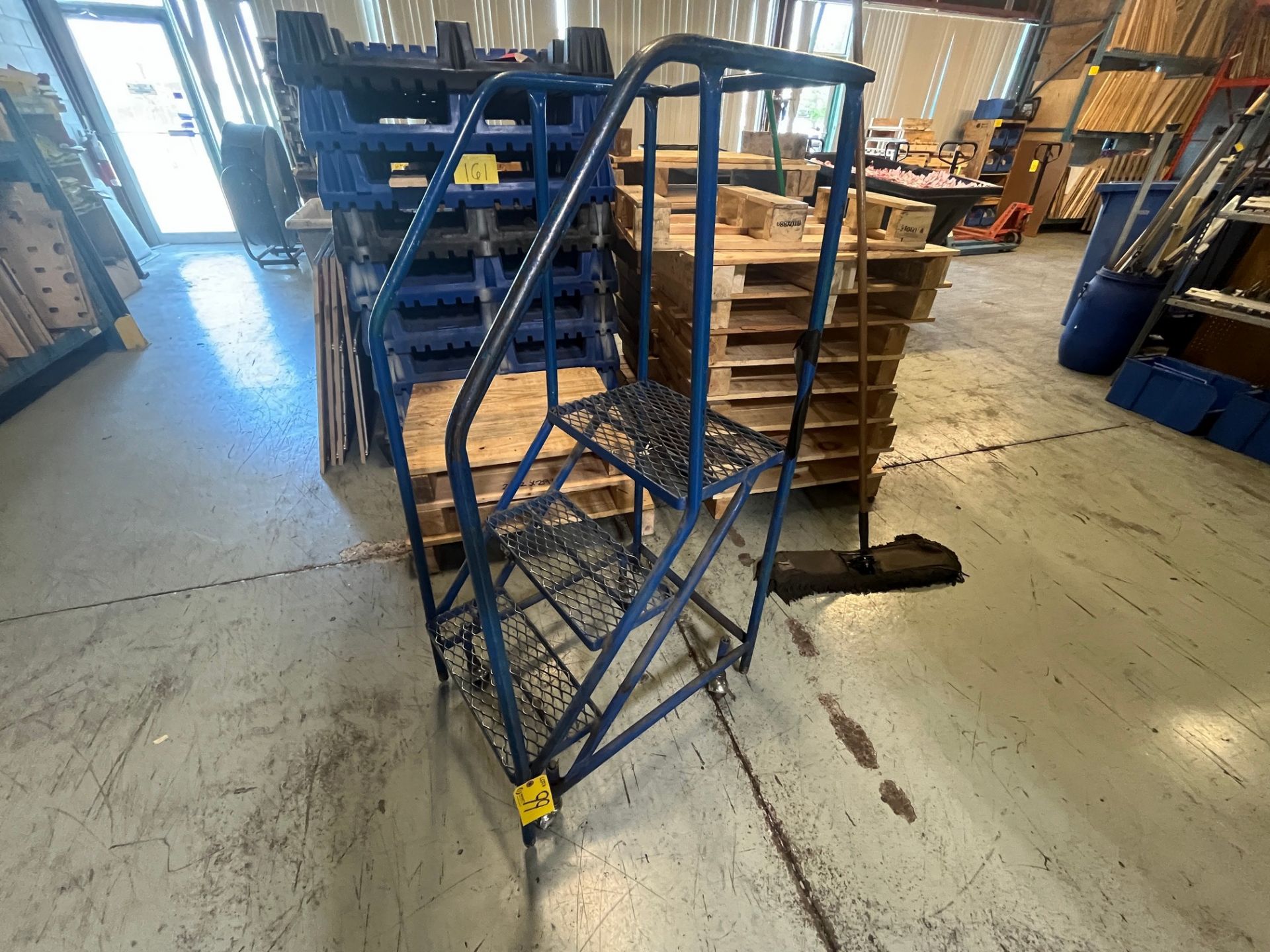 3-STEP WAREHOUSE PORTABLE STAIRS