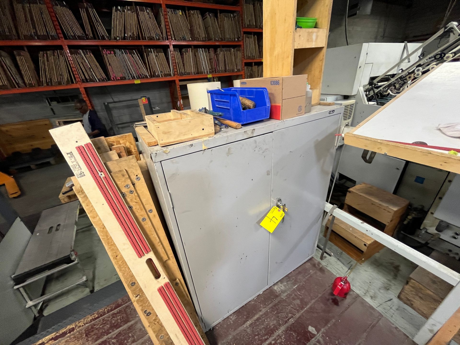 LOT OF (2) 2-DOOR METAL CABINETS AND ALUMINUM BENCH W/ CONTENTS - Image 3 of 5