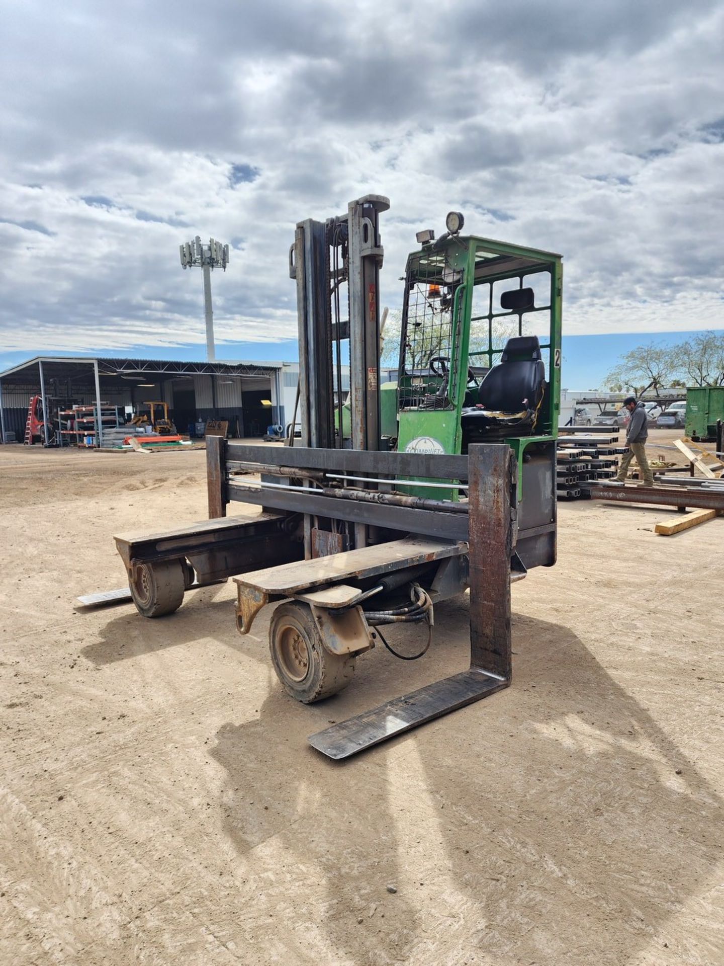 2007 Combi-Lift CL22100DA47 Multi-Directional Forklift 2-Stage Mast; Cap: 8,750lbs; Hrs: 6,994 (Loc: - Image 3 of 15