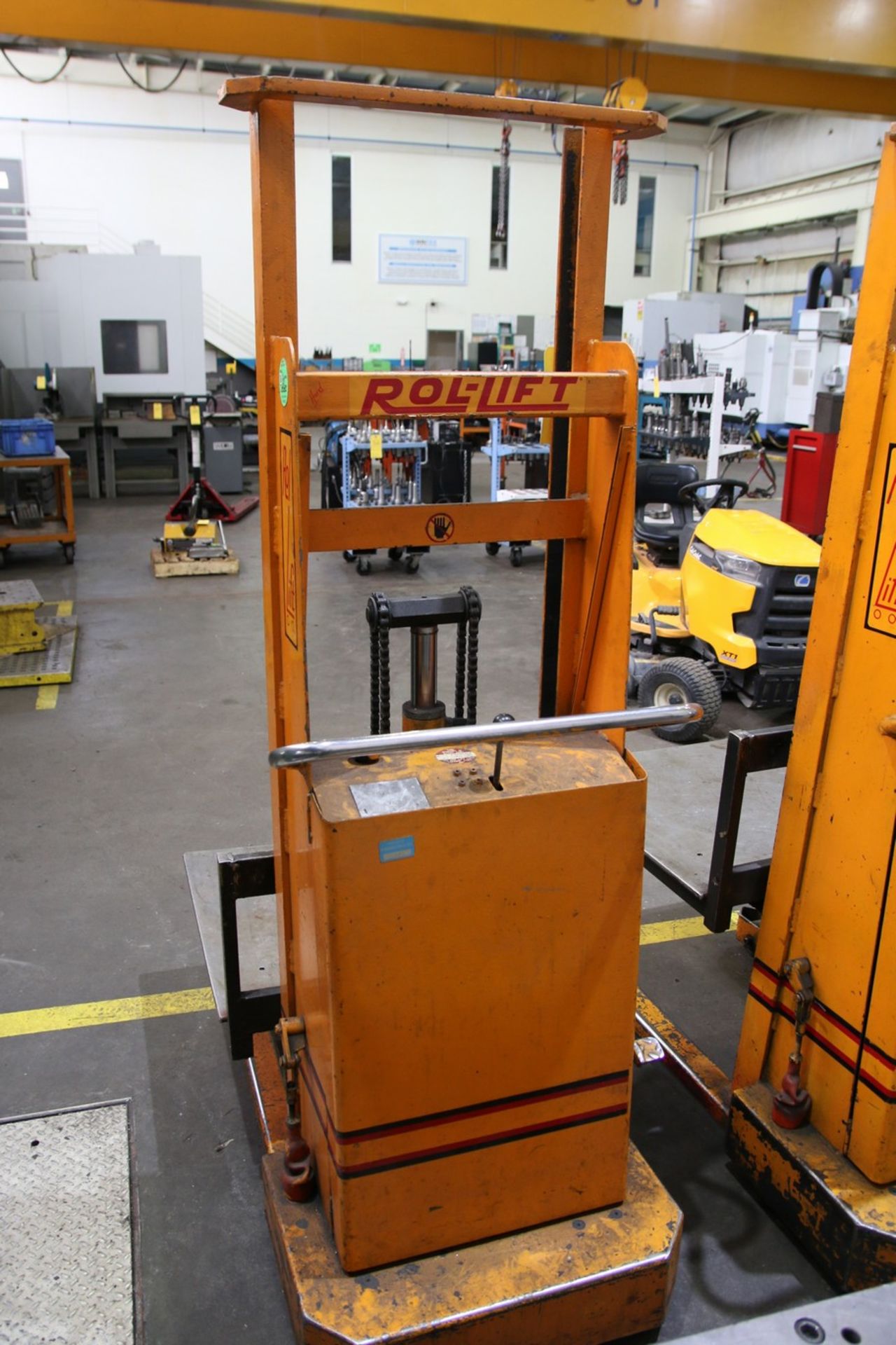 Rol-Lift Rol-Lift Hydraulic Stacker 2,000 Lb Capacity - Image 2 of 4