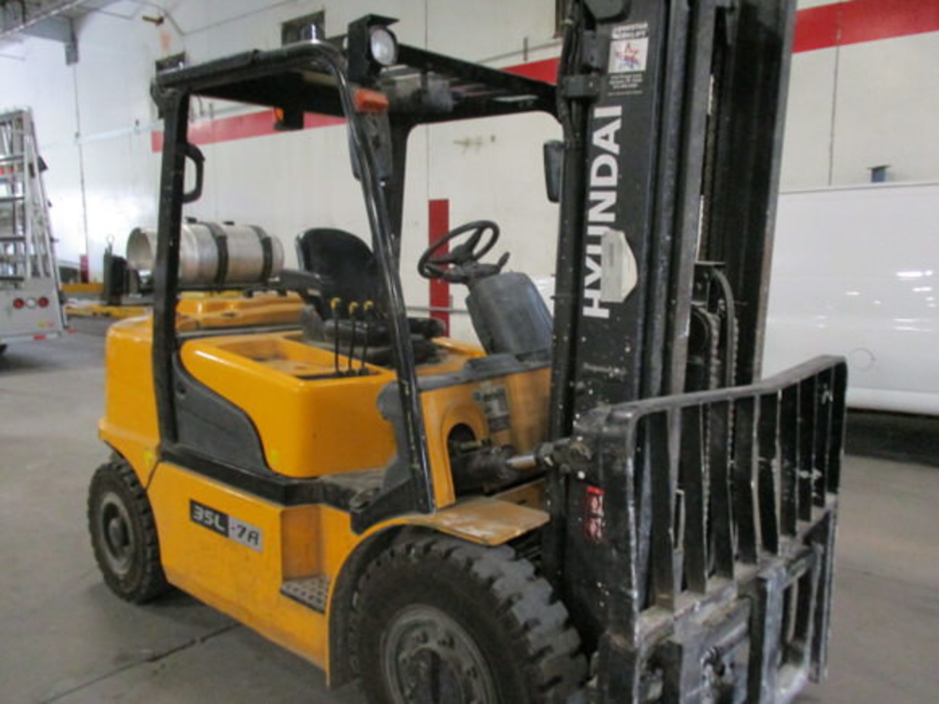 HYUNDAI 35L-7A FORKLIFT, 6,900 LB CAP, LP GAS, SIDE SHIFT, 2,290 HOURS SHOWN - Image 3 of 15