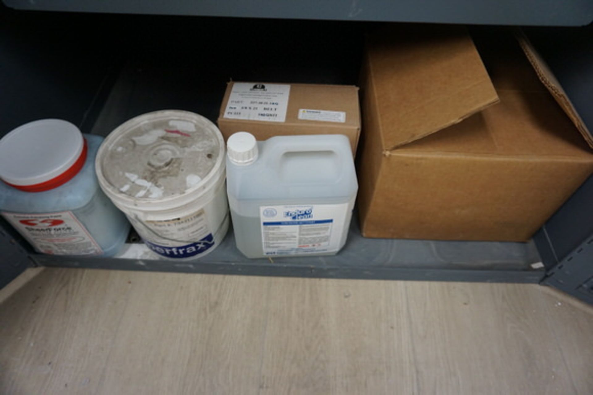 DURHAM STORAGE CABINET W/ CONT: CUTTING TOOLS, TOOL SPINDLES & HOLDERS, SANDING BELTS, TOOLS MISC - Image 4 of 17