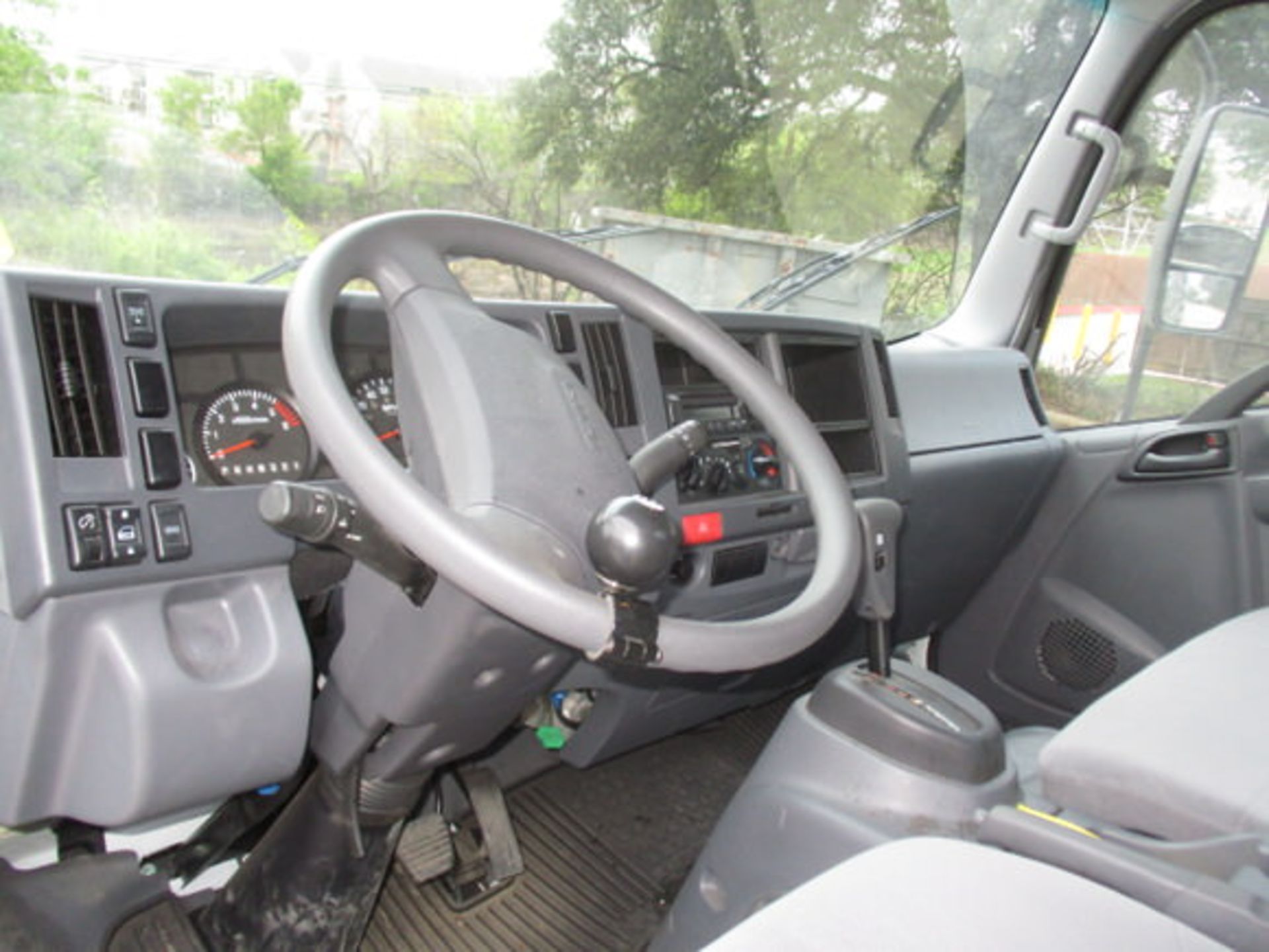 2022 ISUZU NRR GLASS TRUCK, GAS ENGINE, AUTO TRANS, AC, OD READS: 14,464 MILES, VIN: - Image 21 of 27