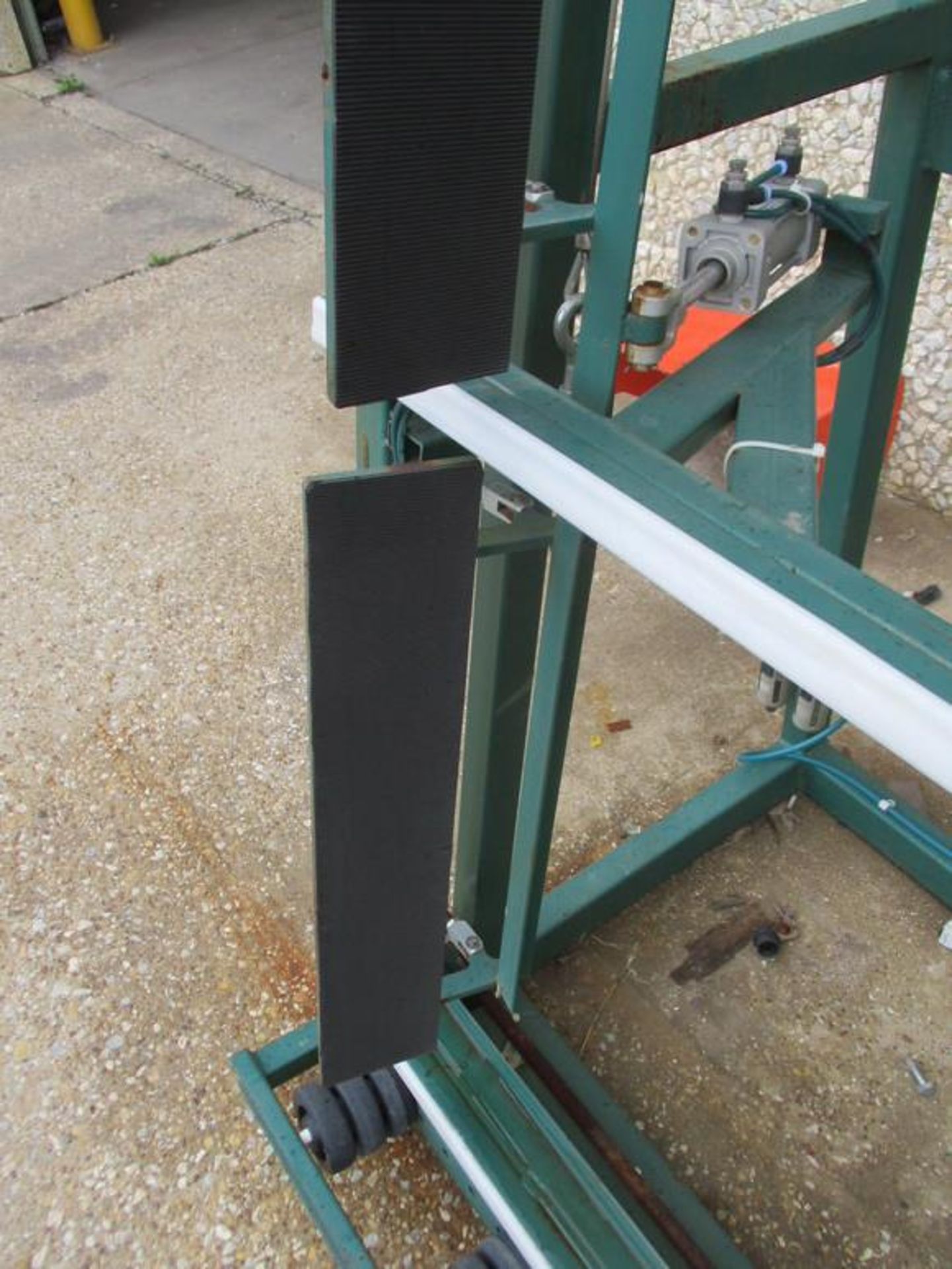 AIR/HYDRAULIC GLASS CLAMP, FEEDER GLASS RACK APPROX 10' X 7 1/2'HT - Image 4 of 5