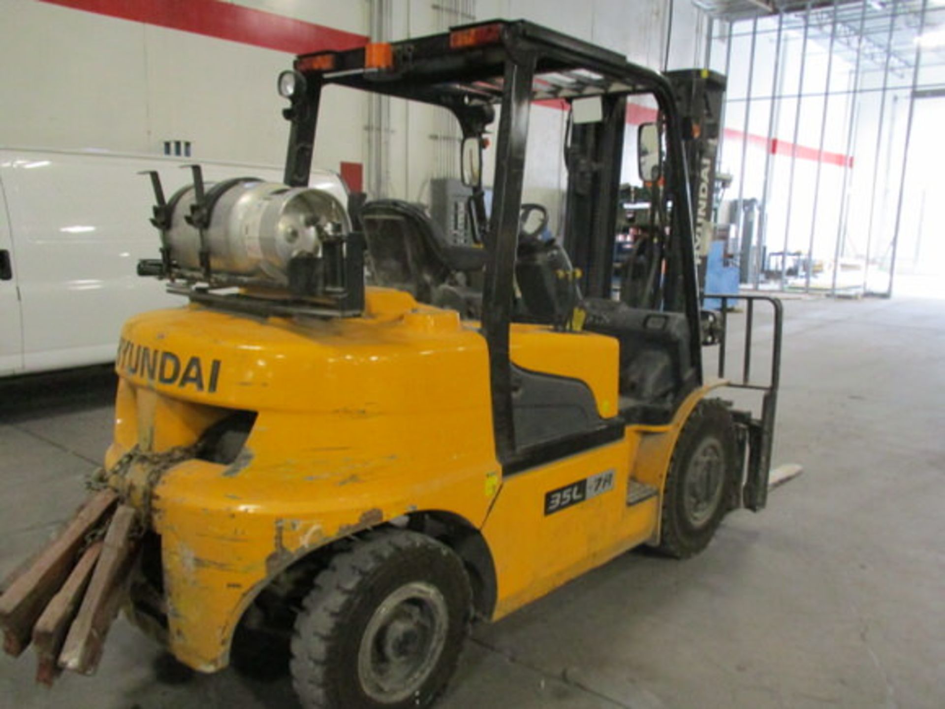 HYUNDAI 35L-7A FORKLIFT, 6,900 LB CAP, LP GAS, SIDE SHIFT, 2,290 HOURS SHOWN - Image 4 of 15