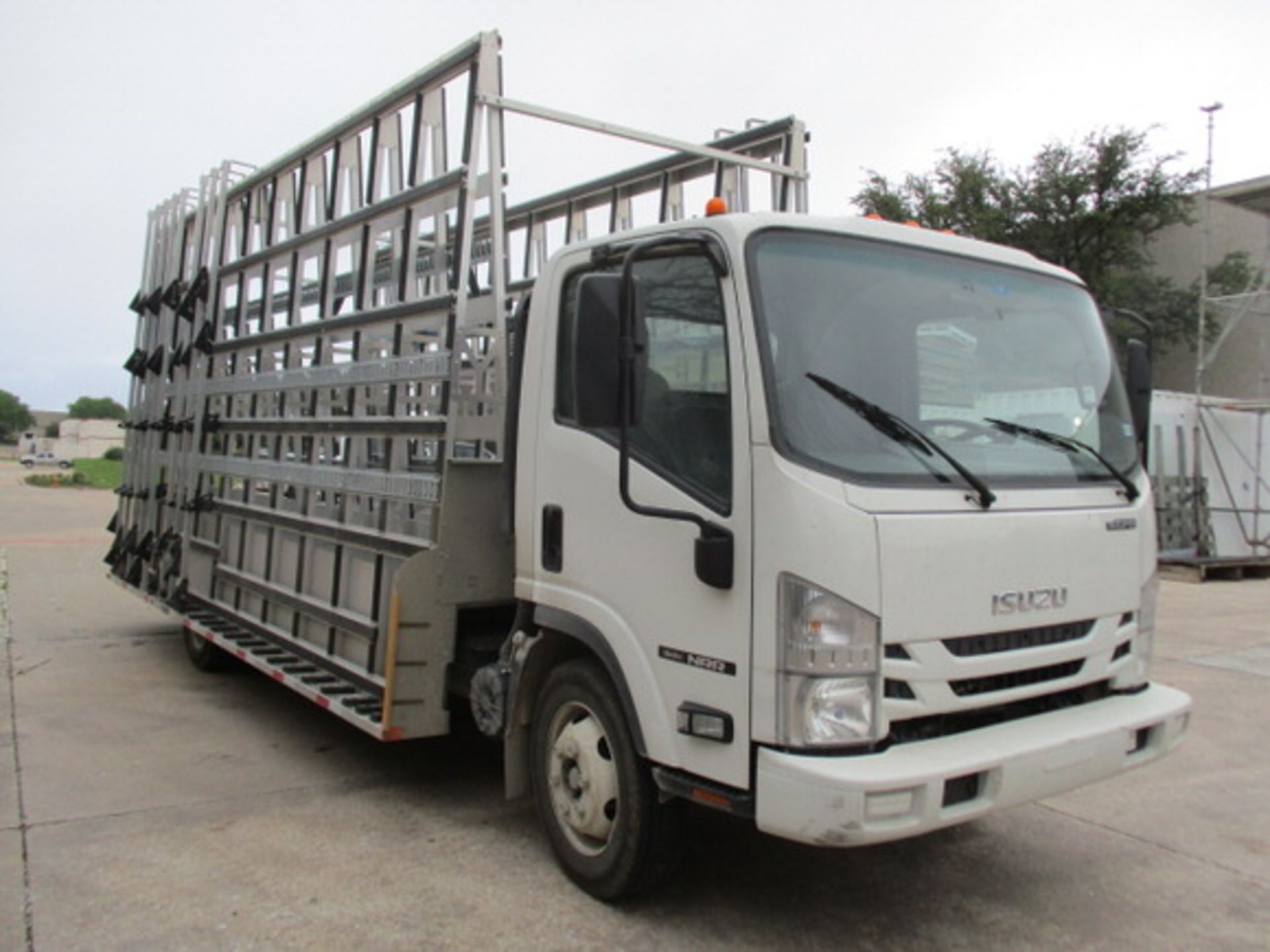 2022 ISUZU NRR GLASS TRUCK, GAS ENGINE, AUTO TRANS, AC, OD READS: 14,464 MILES, VIN: - Image 2 of 27