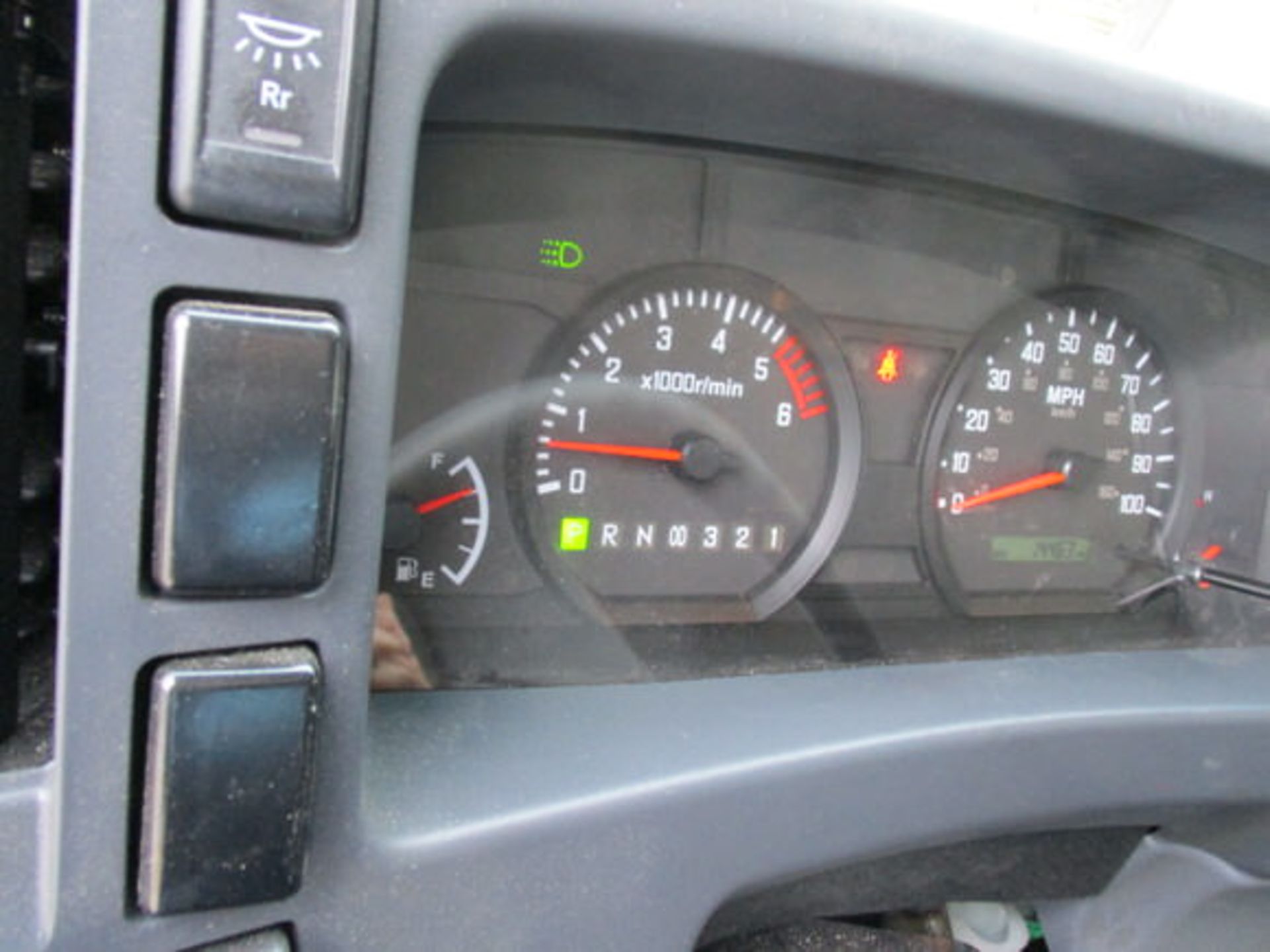 2022 ISUZU NRR GLASS TRUCK, GAS ENGINE, AUTO TRANS, AC, OD READS: 14,464 MILES, VIN: - Image 25 of 27