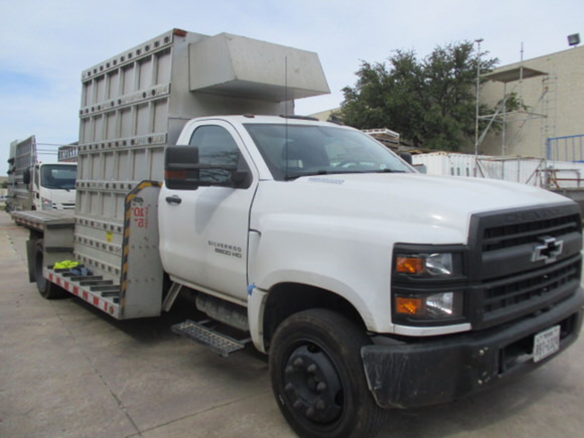 2021 CHEVY 5500 SILVERADO GLASS TRUCK, DURAMAX DIESEL, AUTO TRANS, AC, BARKOW ALUM GLASS RACK, - Image 2 of 26