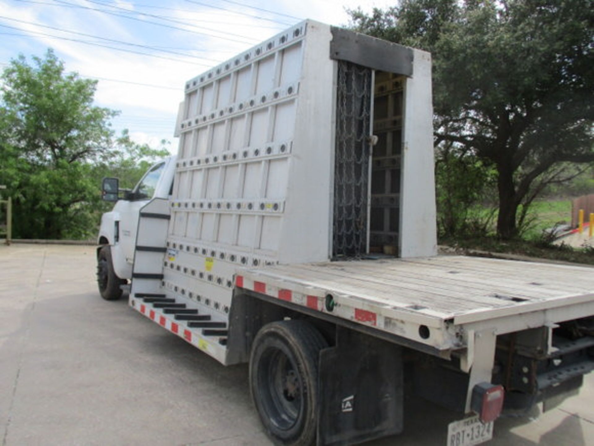 2021 CHEVY 5500 SILVERADO GLASS TRUCK, DURAMAX DIESEL, AUTO TRANS, AC, BARKOW ALUM GLASS RACK, - Image 7 of 26