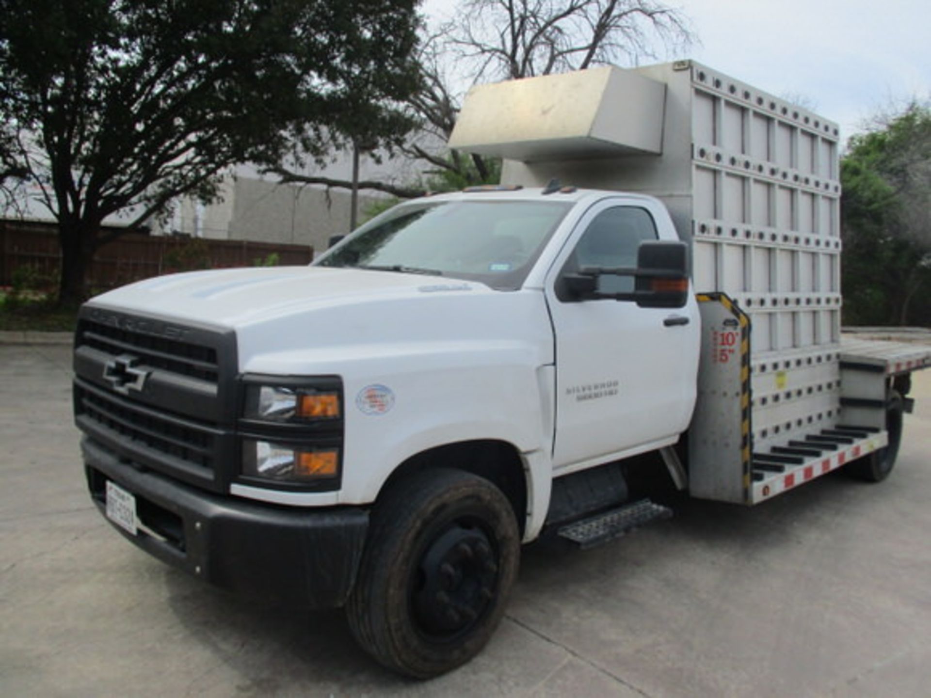 2021 CHEVY 5500 SILVERADO GLASS TRUCK, DURAMAX DIESEL, AUTO TRANS, AC, BARKOW ALUM GLASS RACK,