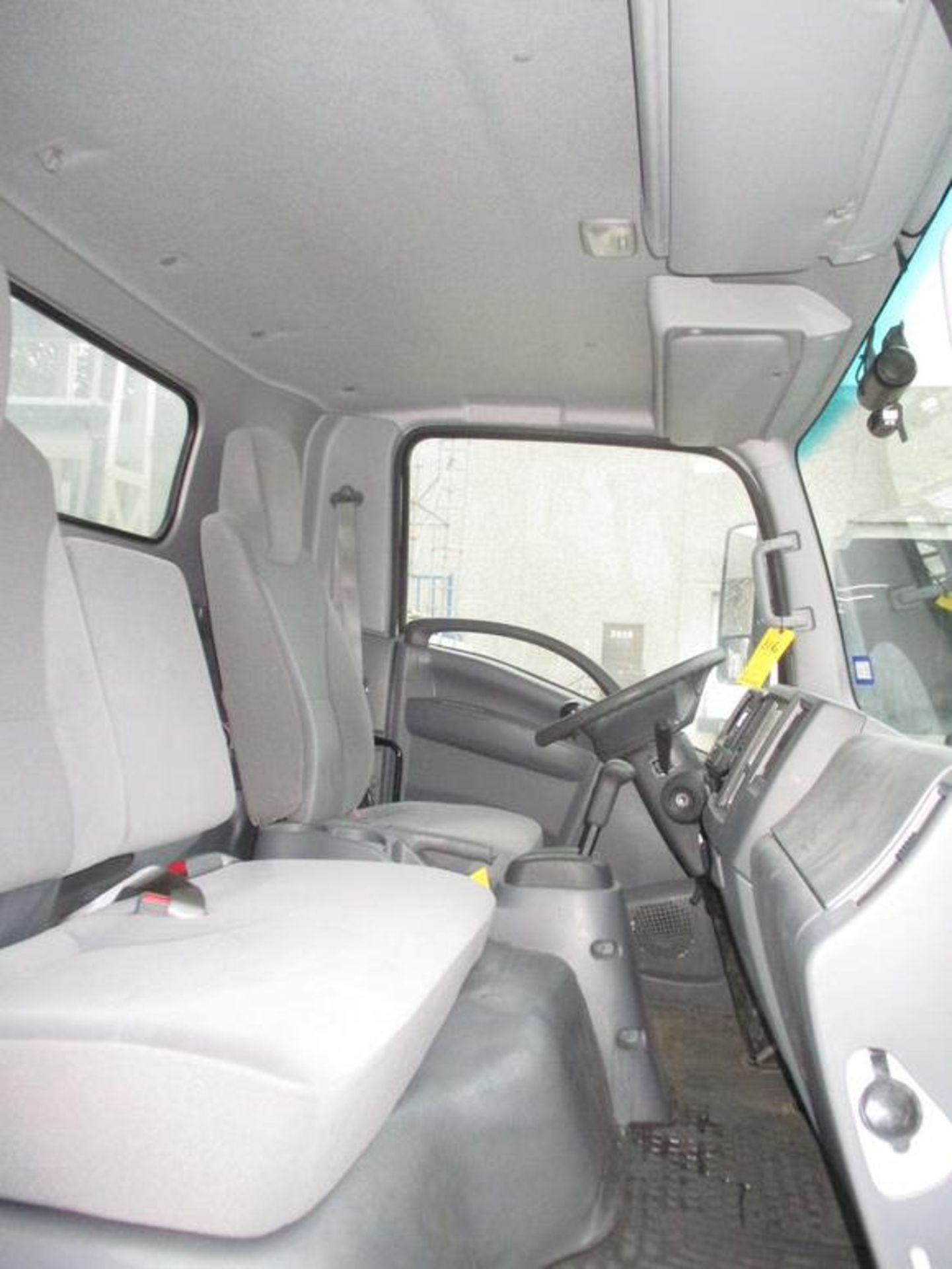 2022 ISUZU NRR GLASS TRUCK, GAS ENGINE, AUTO TRANS, AC, OD READS: 14,464 MILES, VIN: - Image 14 of 27