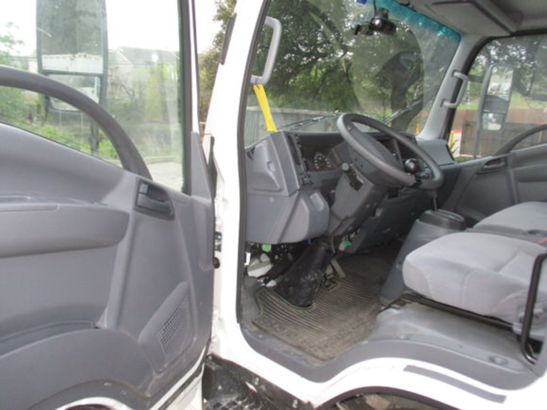 2022 ISUZU NRR GLASS TRUCK, GAS ENGINE, AUTO TRANS, AC, OD READS: 14,464 MILES, VIN: - Image 19 of 27