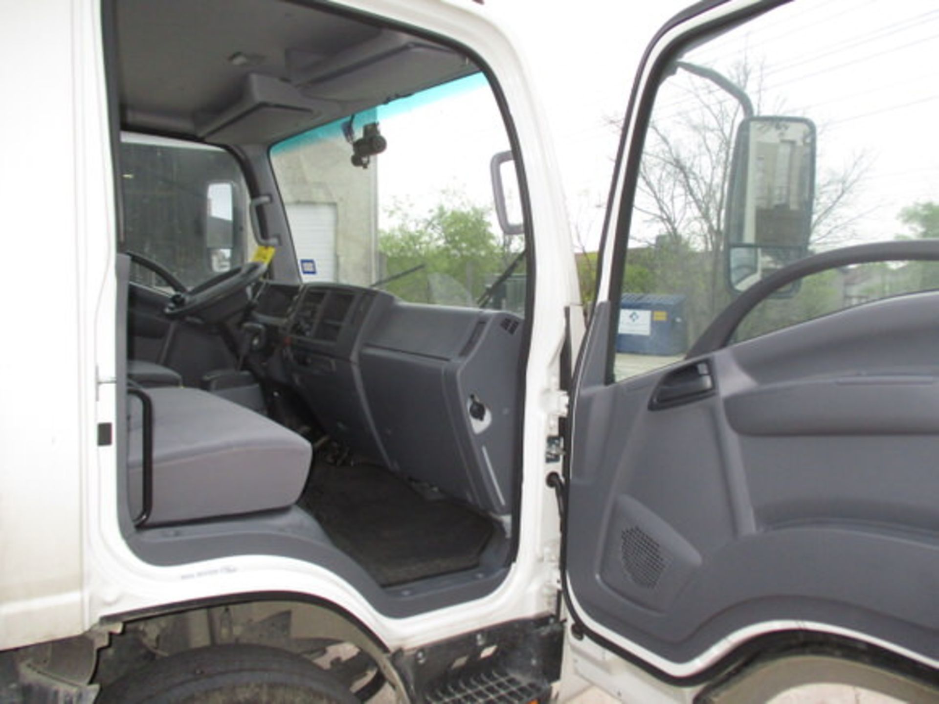 2022 ISUZU NRR GLASS TRUCK, GAS ENGINE, AUTO TRANS, AC, OD READS: 14,464 MILES, VIN: - Image 13 of 27