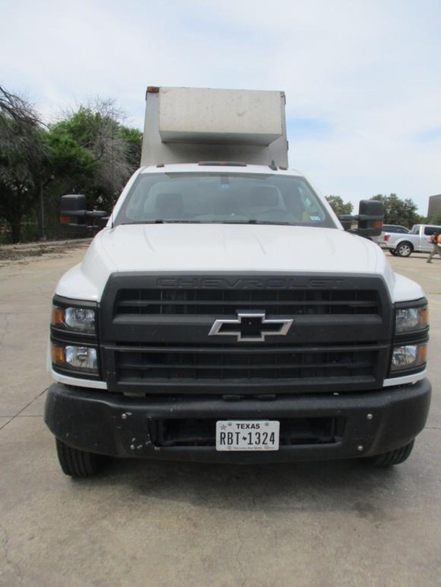 2021 CHEVY 5500 SILVERADO GLASS TRUCK, DURAMAX DIESEL, AUTO TRANS, AC, BARKOW ALUM GLASS RACK, - Image 3 of 26