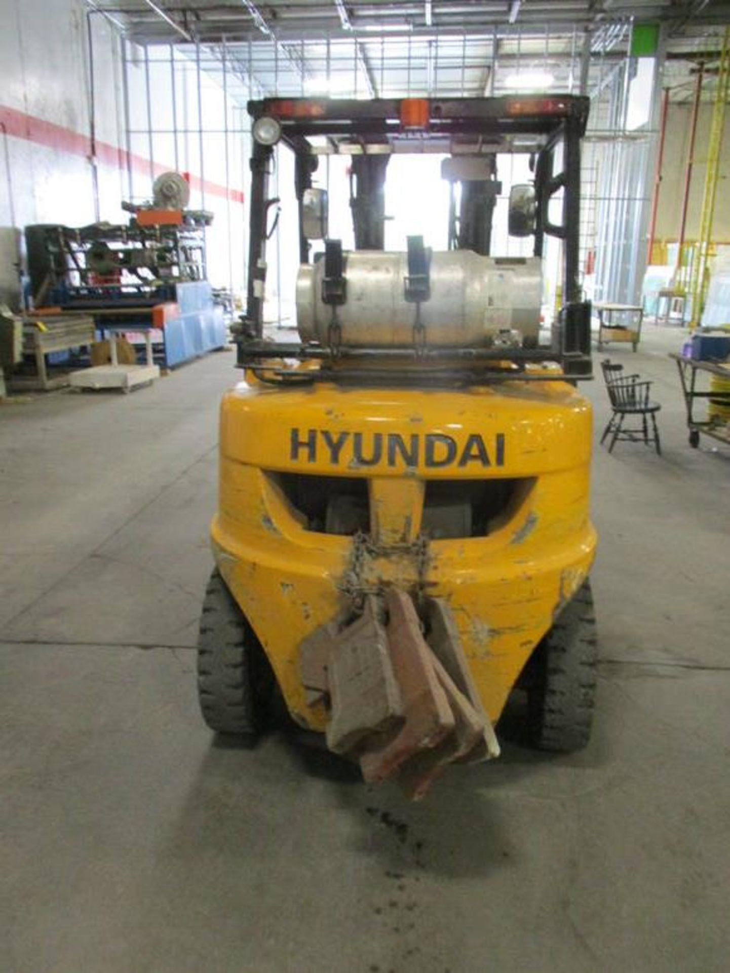 HYUNDAI 35L-7A FORKLIFT, 6,900 LB CAP, LP GAS, SIDE SHIFT, 2,290 HOURS SHOWN - Image 5 of 15