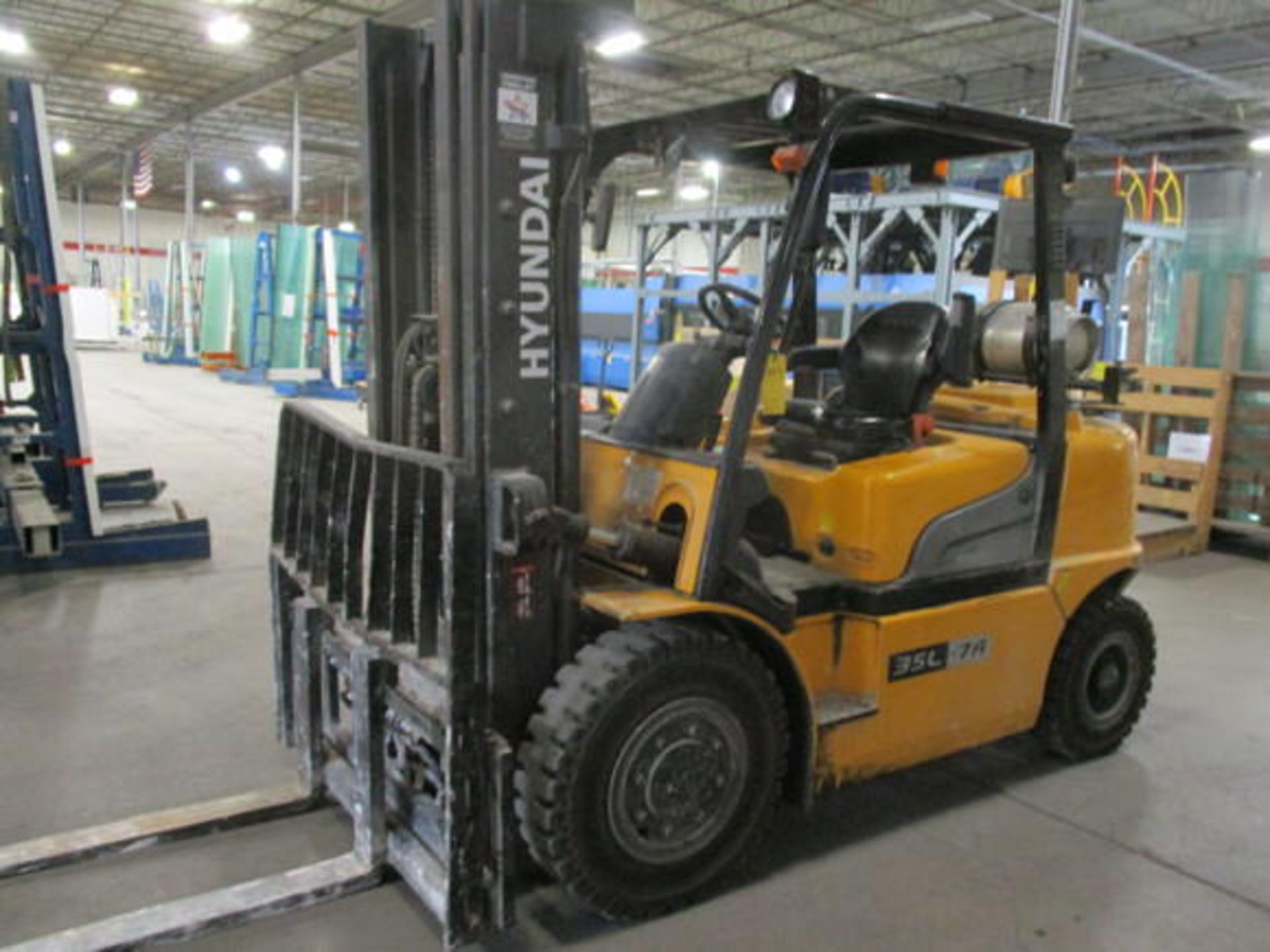 HYUNDAI 35L-7A FORKLIFT, 6,900 LB CAP, LP GAS, SIDE SHIFT, 2,290 HOURS SHOWN