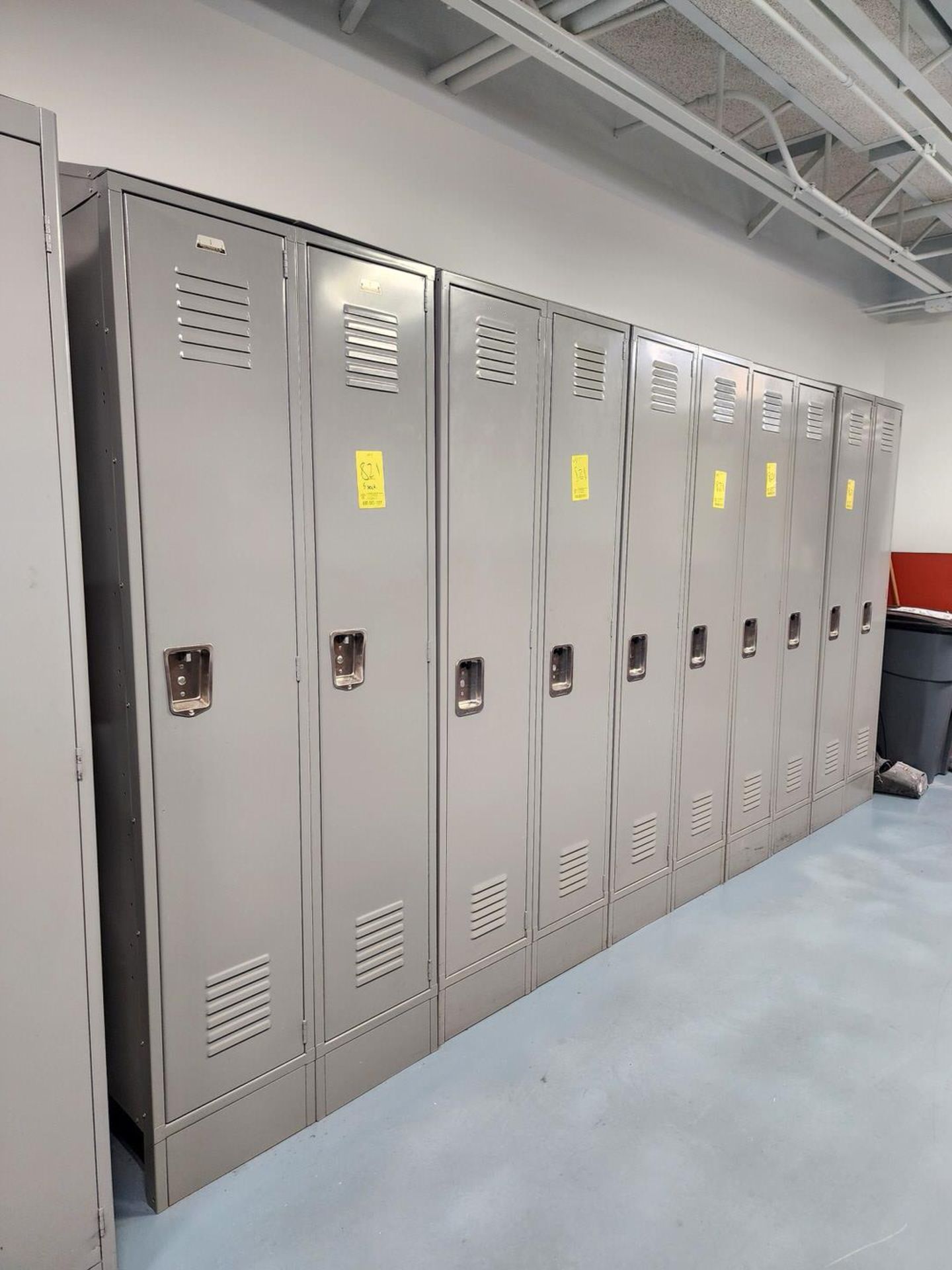 (5) Dual Locker Stations