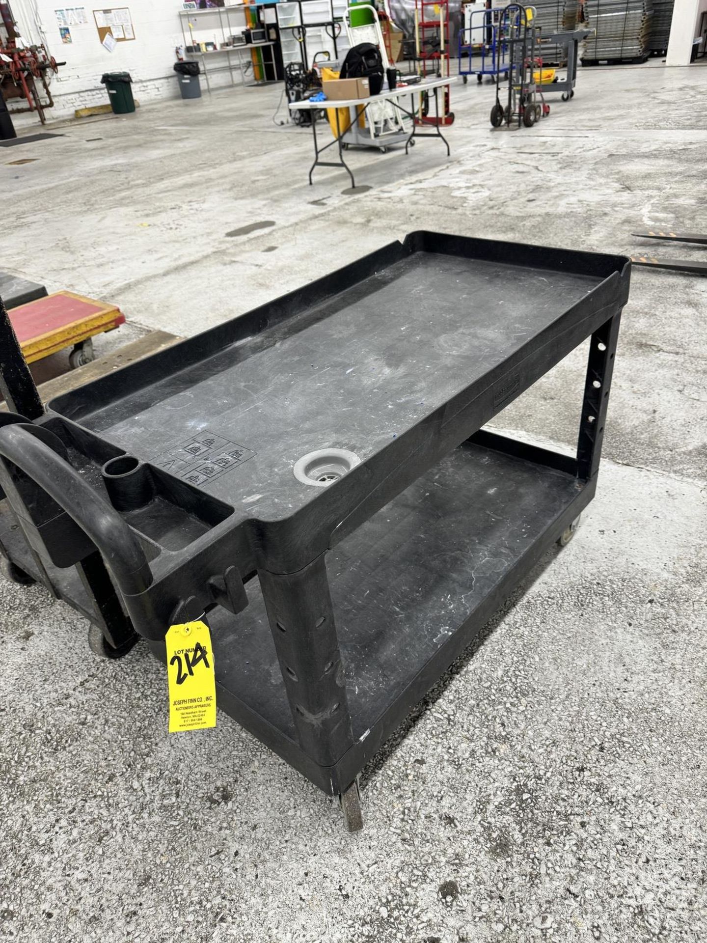 Rubbermaid Port. Shop Cart with Drain