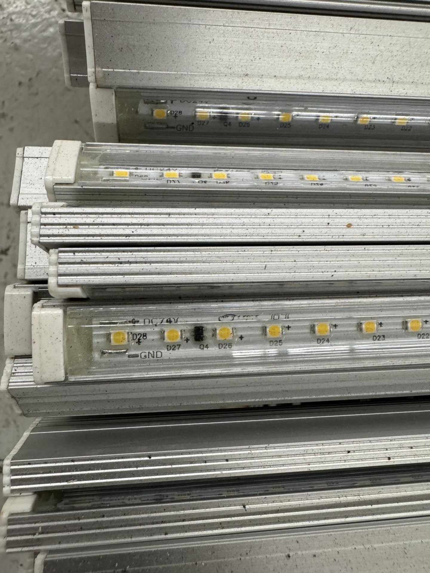 Lot LED BAR EL-L01-LT104F-DQM-D2434, 4' Grow Lights on 3 Pallets & 3' Strip Lights on Shelf - Image 2 of 10