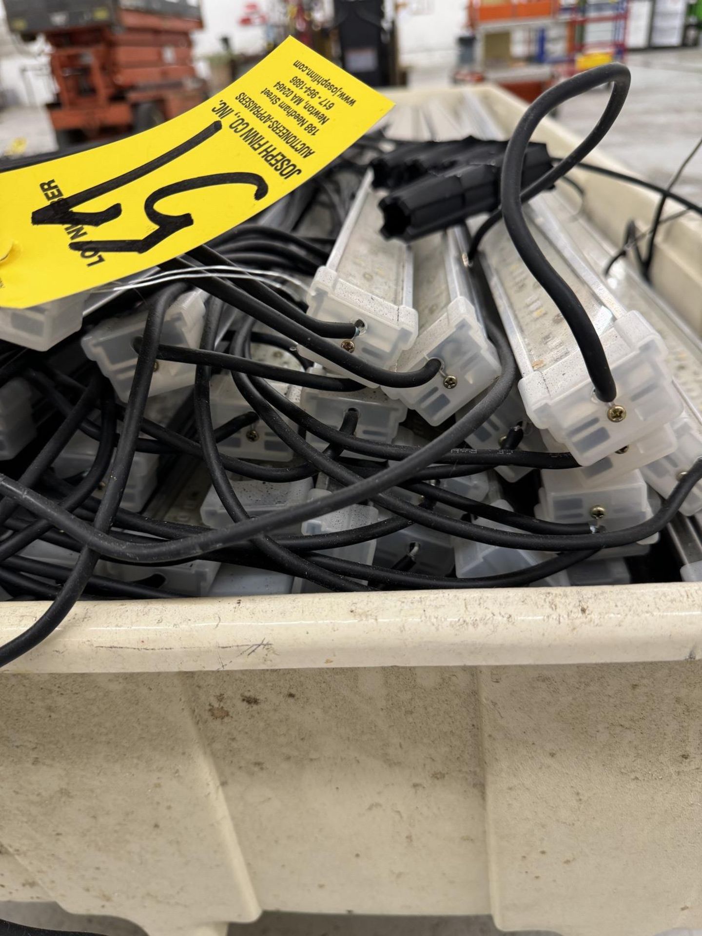 Large Quantity of Grow Lights in Bin, 77" Long,Hardwired Electrical Connections - Bild 4 aus 6