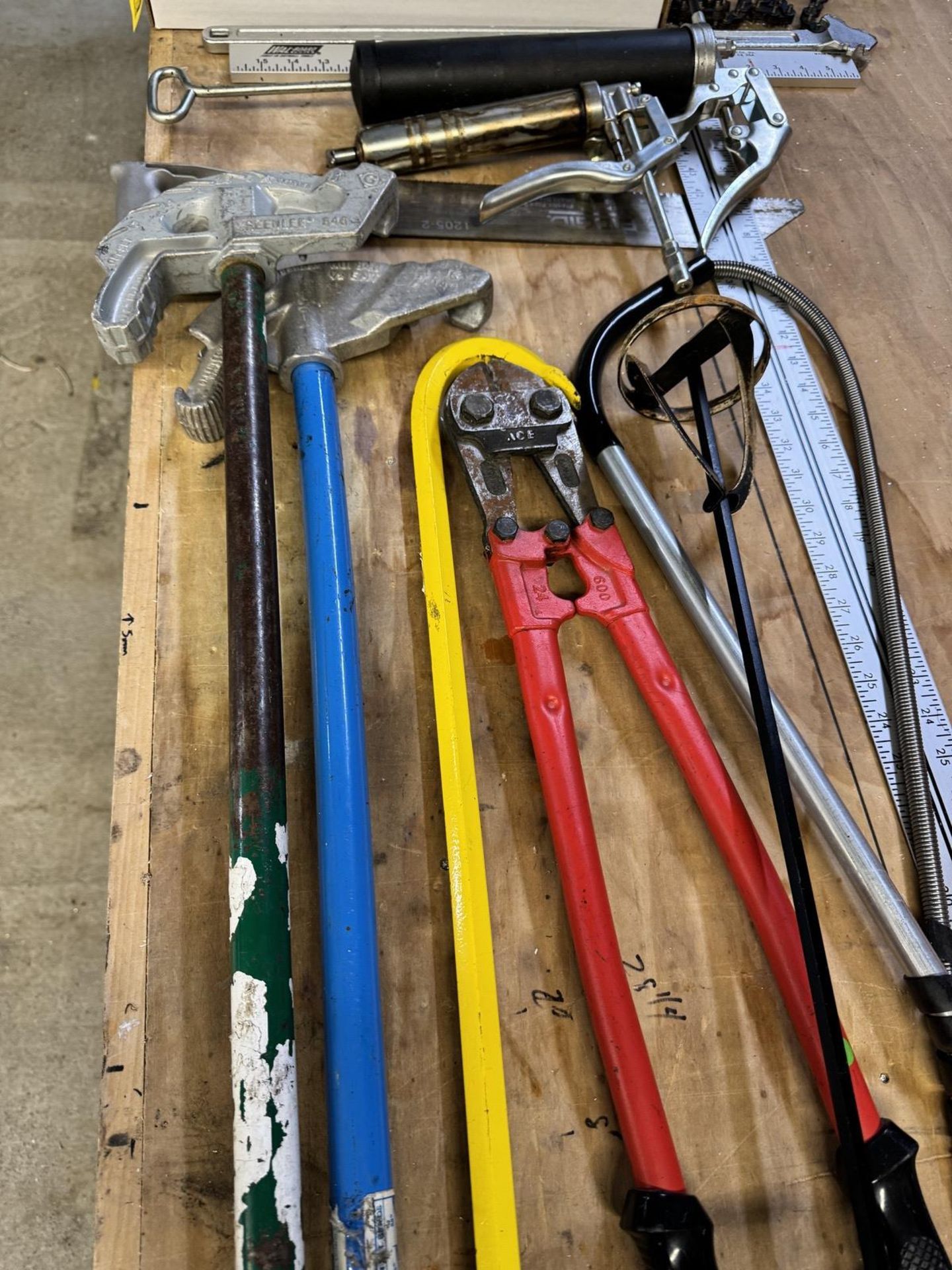 Lot Shop Lights, Handtools, Pneumatic Tools, Engravers, Heat Guns, Hole Saw Blades, Vises, Bolt - Bild 6 aus 7