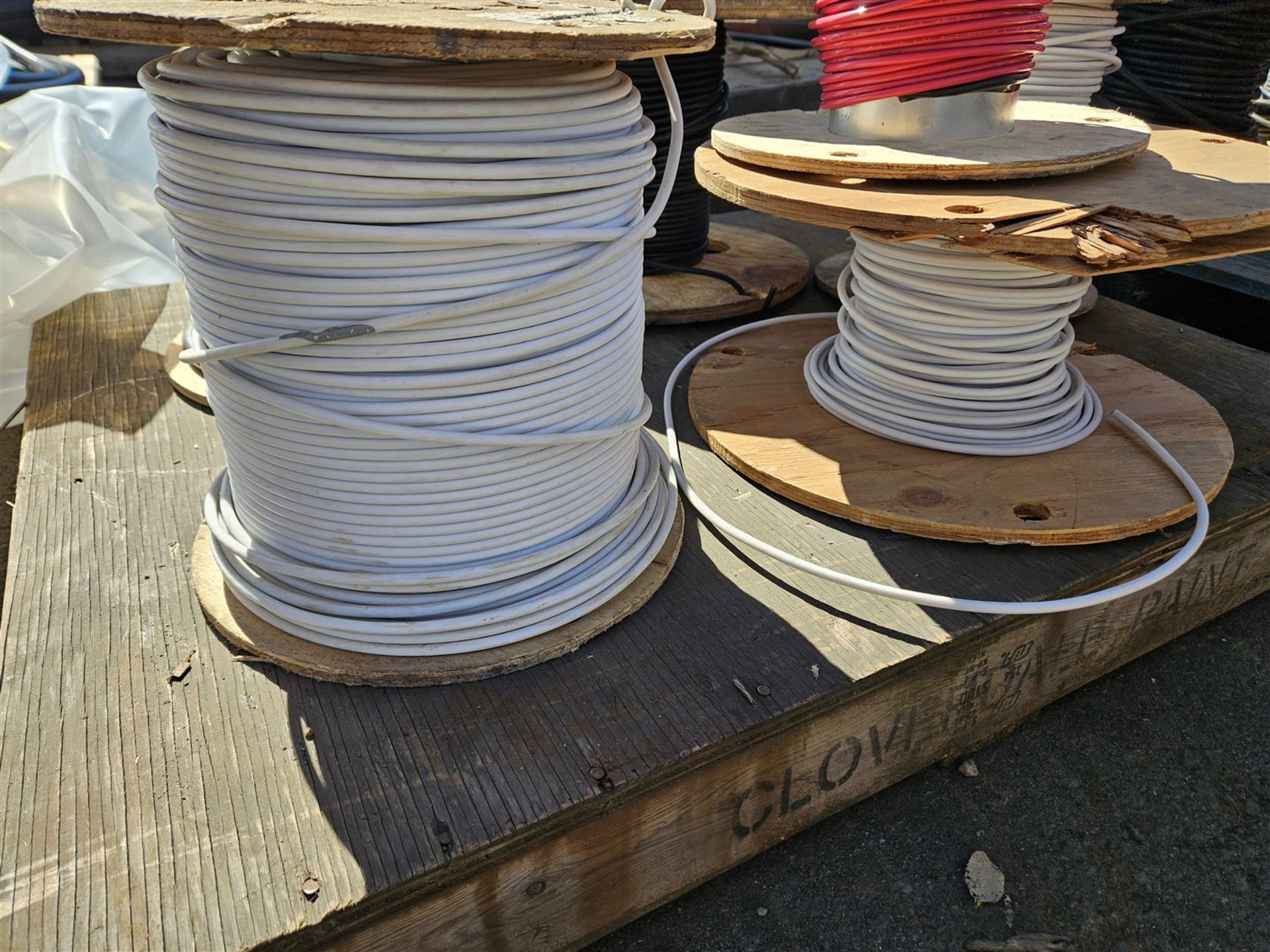 PALLET OF 7 REELS OF ASSORTED ELECTRICAL WIRE - COPPER - Bild 2 aus 5