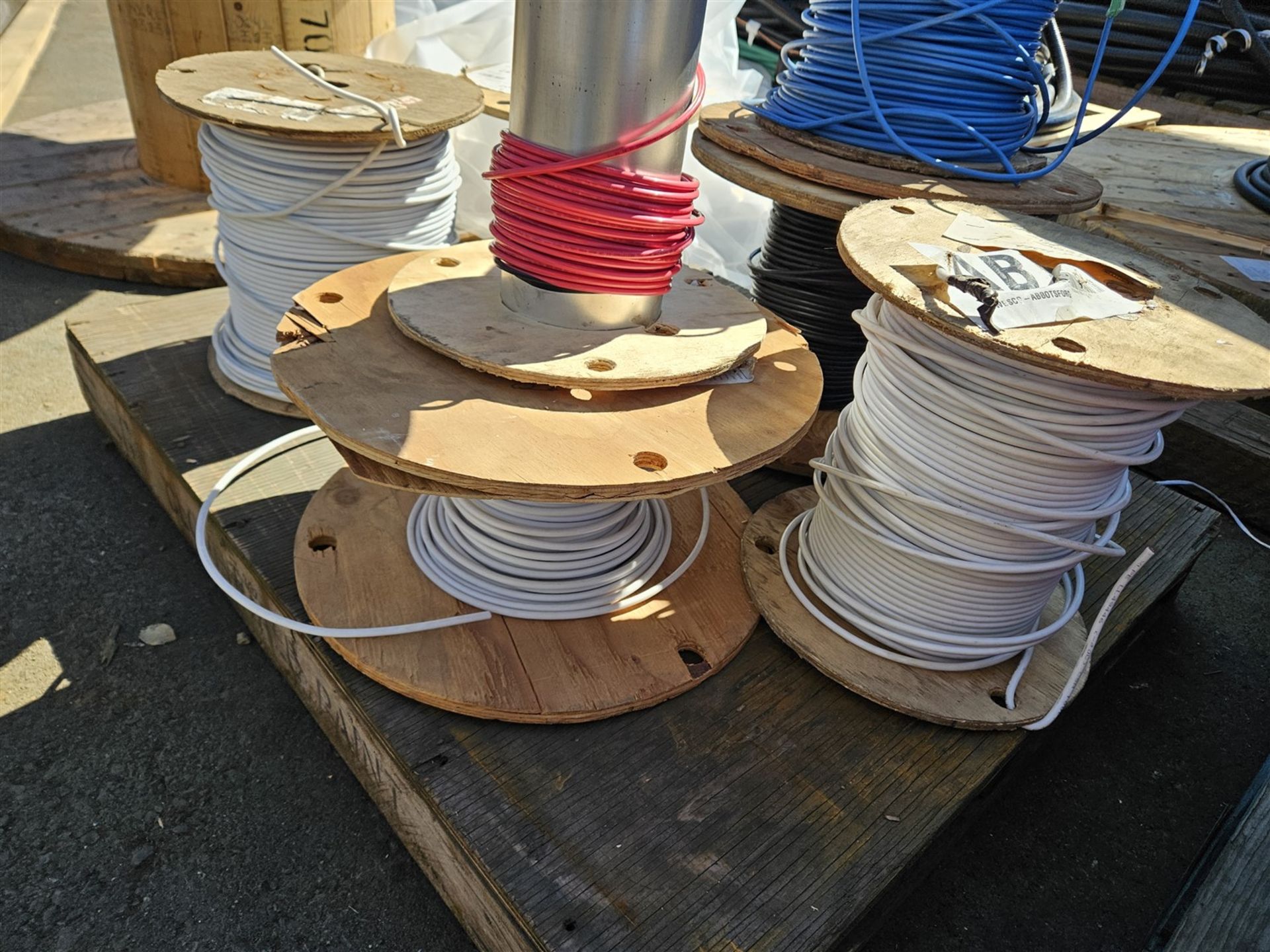 PALLET OF 7 REELS OF ASSORTED ELECTRICAL WIRE - COPPER - Bild 5 aus 5