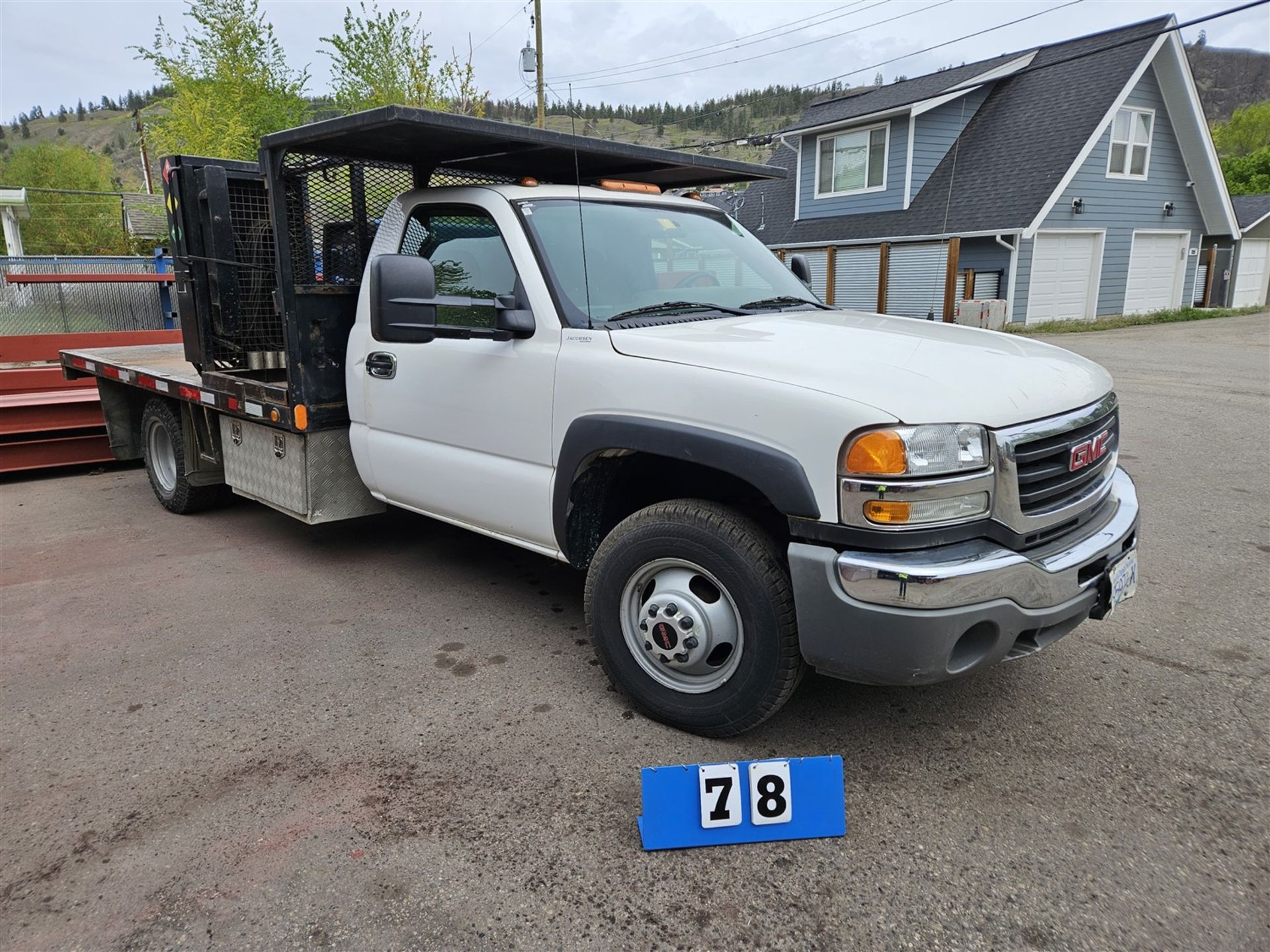 2006 GMC 3500 FLAT DECK TRUCK, 6.0 LITER GAS ENGINE, 11 FT. 8 IN. DECK, 84,913 KM, S/N - Image 2 of 6