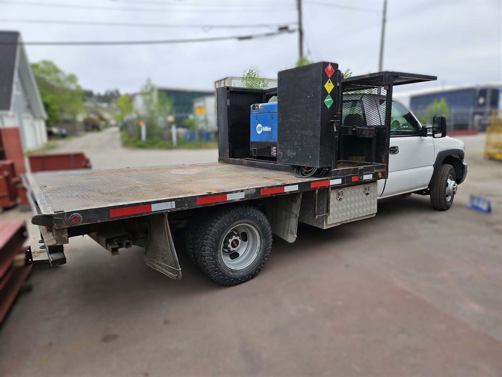 2006 GMC 3500 FLAT DECK TRUCK, 6.0 LITER GAS ENGINE, 11 FT. 8 IN. DECK, 84,913 KM, S/N - Image 3 of 6