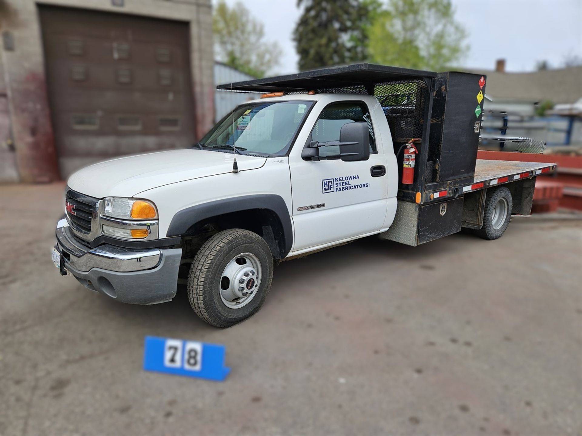 2006 GMC 3500 FLAT DECK TRUCK, 6.0 LITER GAS ENGINE, 11 FT. 8 IN. DECK, 84,913 KM, S/N