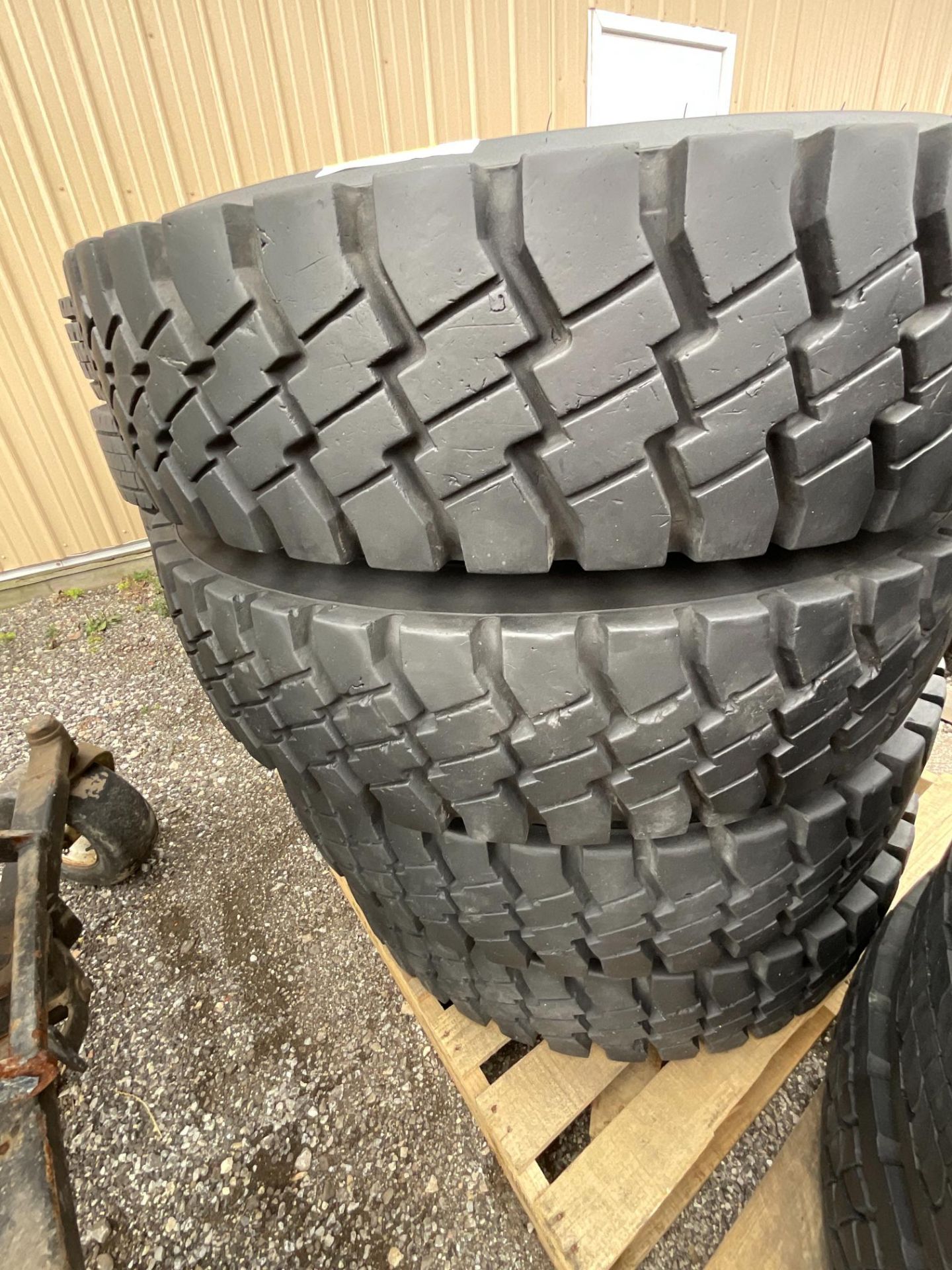 (4) Goodyear G177 11R22.5 commercial truck tires USED Virgin Tread Surplus Take Off - Image 2 of 4