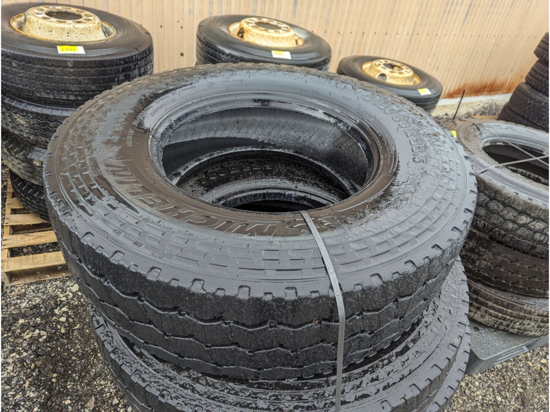 4 Michelin XZUS 2 315/80R22.5 commercial truck tires USED Virgin Tread Surplus Take Off - Image 2 of 5