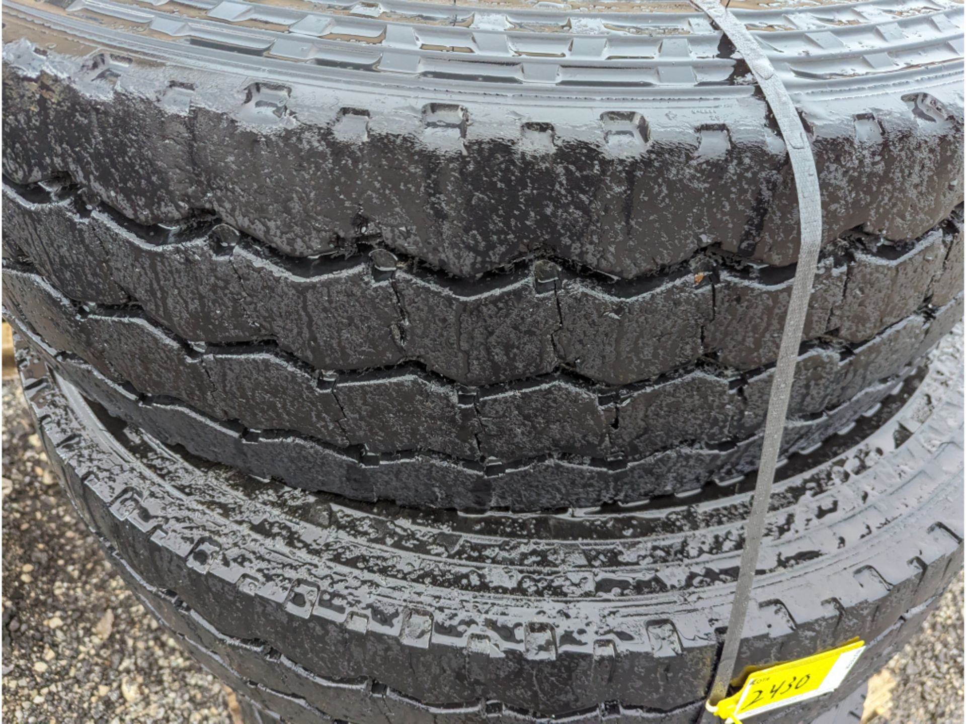 4 Michelin XZUS 2 315/80R22.5 commercial truck tires USED Virgin Tread Surplus Take Off - Image 3 of 5