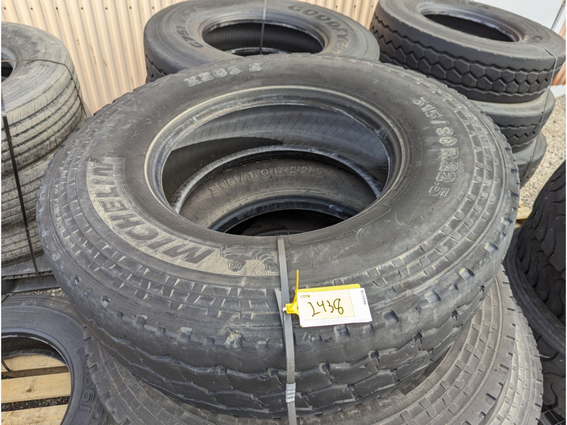 (4) Michelin XZUS 2 315/80R22.5 commercial truck tires USED Virgin Tread Surplus Take Off - Image 4 of 6