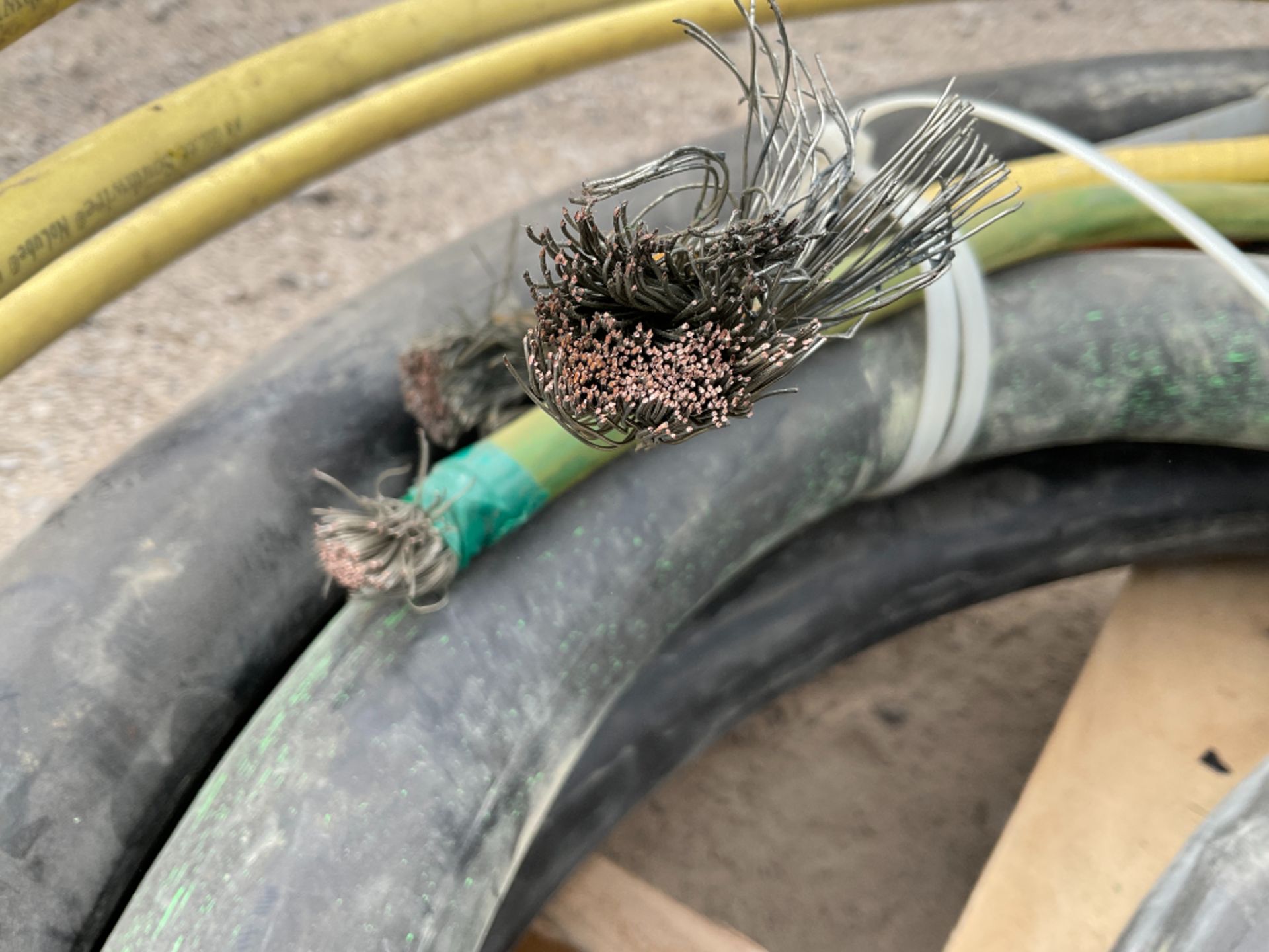 Roll of Heavy Guage Alum & Copper Coated Wire - Image 3 of 5