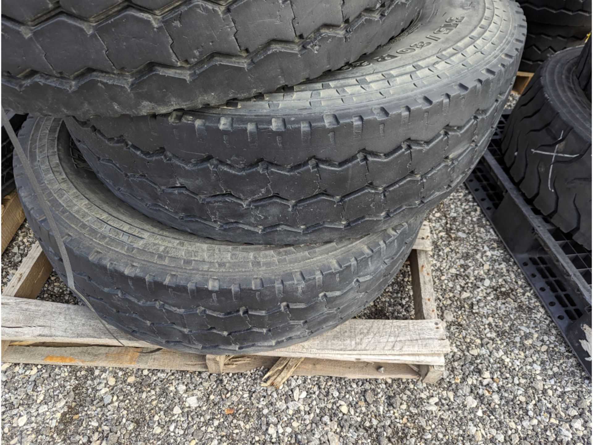 (4) Michelin XZUS 2 315/80R22.5 commercial truck tires USED Virgin Tread Surplus Take Off - Image 2 of 6