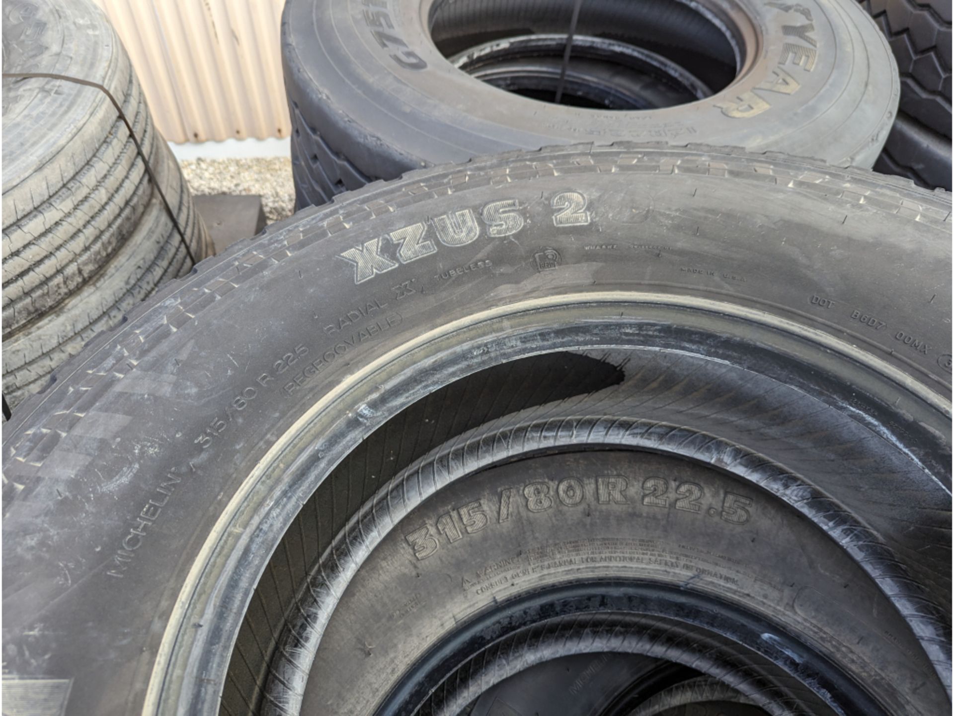 (4) Michelin XZUS 2 315/80R22.5 commercial truck tires USED Virgin Tread Surplus Take Off - Image 5 of 6