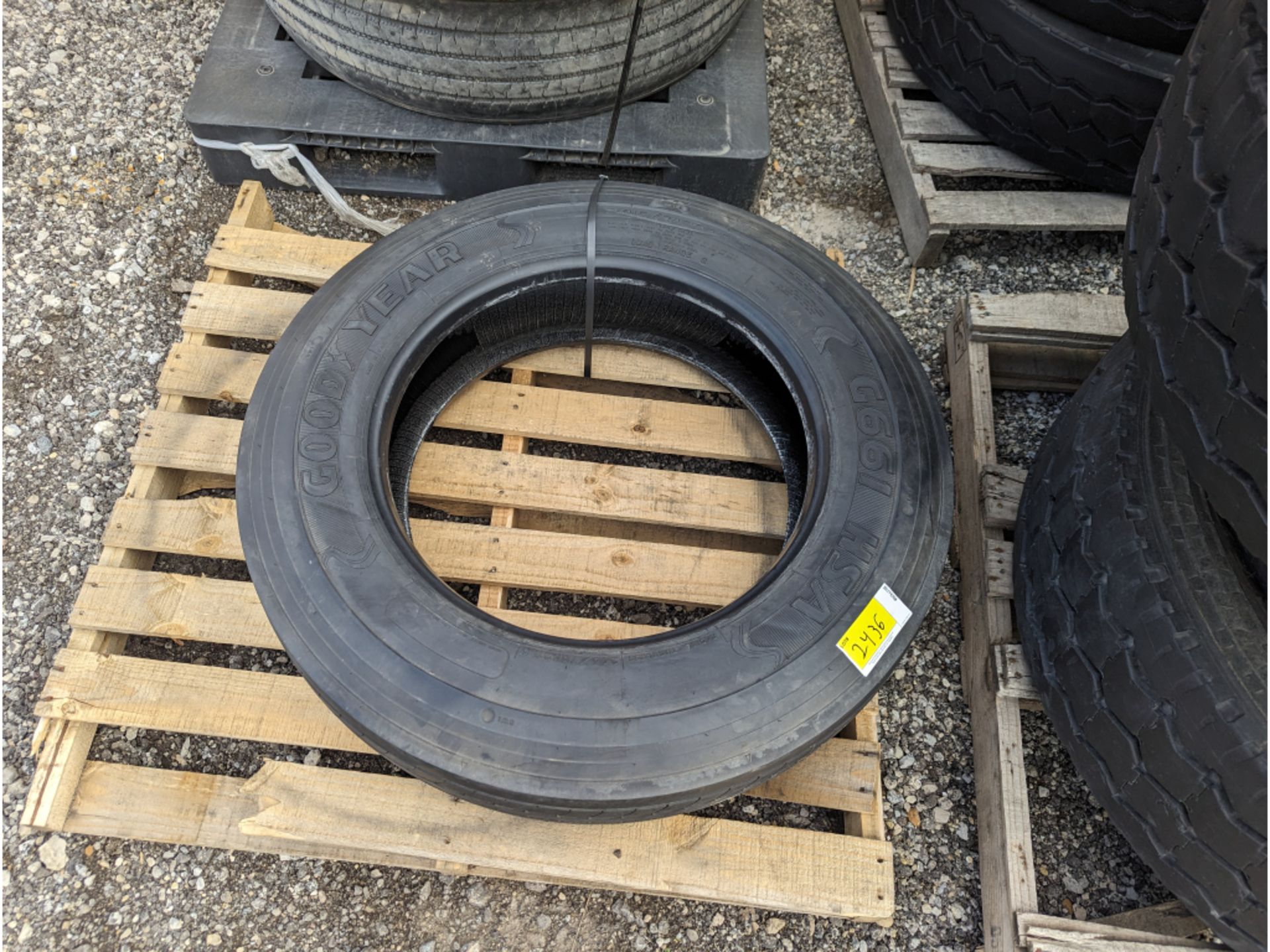 (1) Goodyear G661 HAS 245/75R22.5 commercial truck tires USED Virgin Tread Surplus Take Off