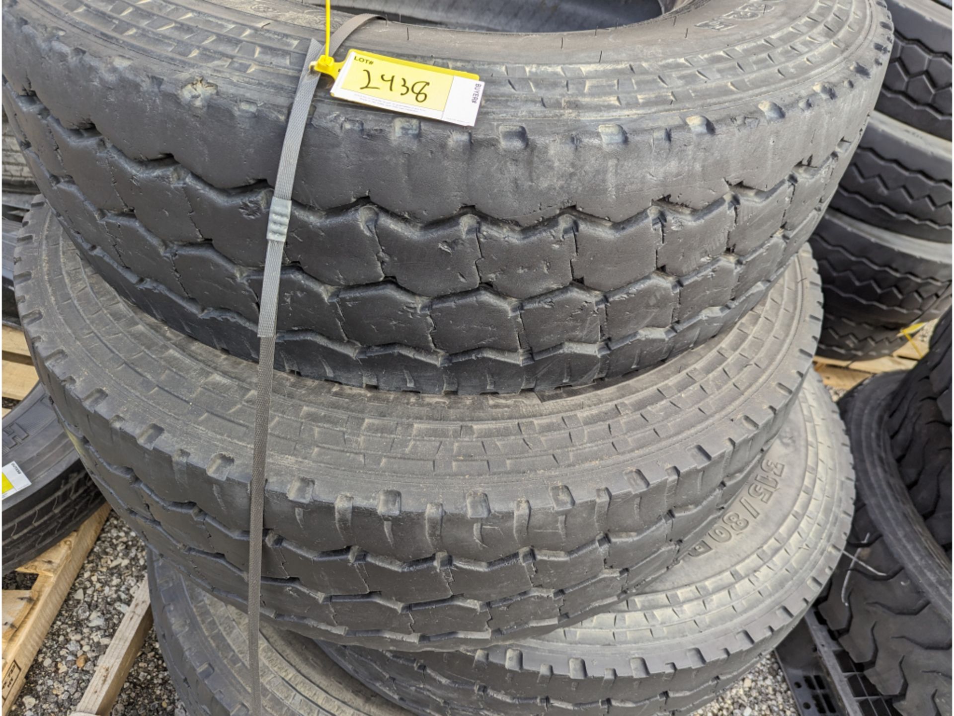 (4) Michelin XZUS 2 315/80R22.5 commercial truck tires USED Virgin Tread Surplus Take Off - Image 3 of 6