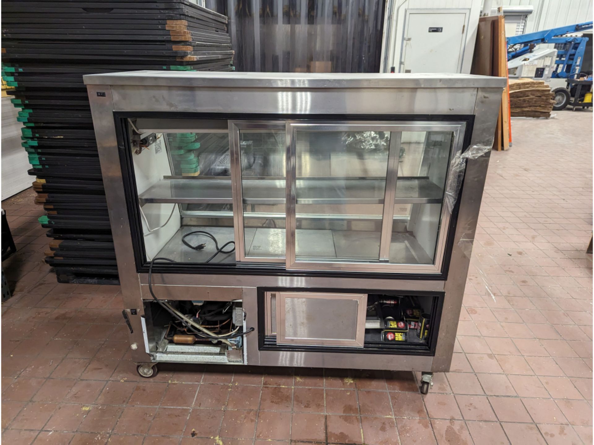 Leader Refrigerated Retail Display Cooler - Image 4 of 5